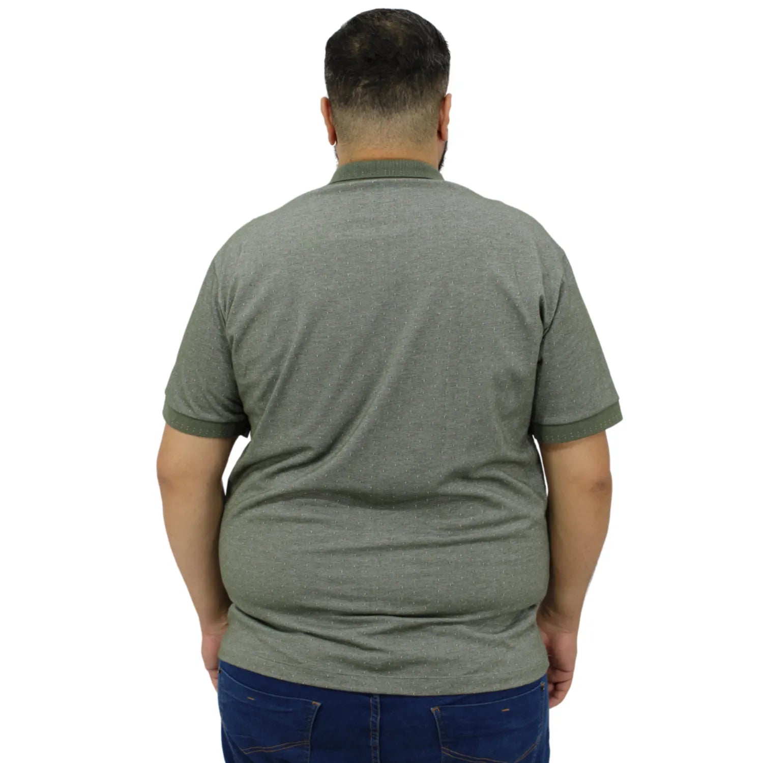 Camisa polo masculina plus size, com tecido maquinetado na cor verde lodo. Foto de modelo vestindo a camisa polo da marca Absinto Men.
