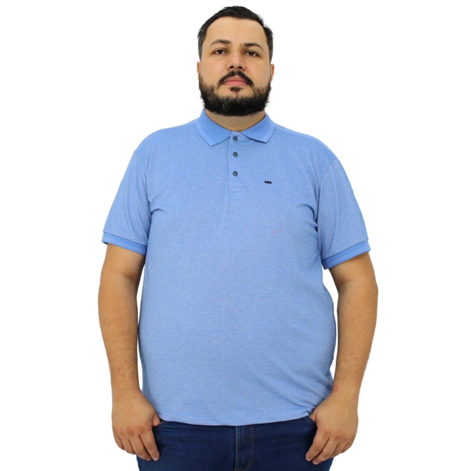 Camisa polo masculina plus size, com tecido maquinetado na cor azul. Foto de modelo vestindo a camisa polo da marca Absinto Men.