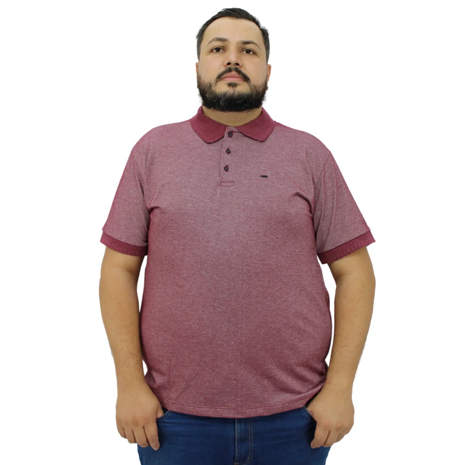 Camisa polo masculina plus size, com tecido maquinetado na cor bordô. Foto de modelo vestindo a camisa polo da marca Absinto Men.