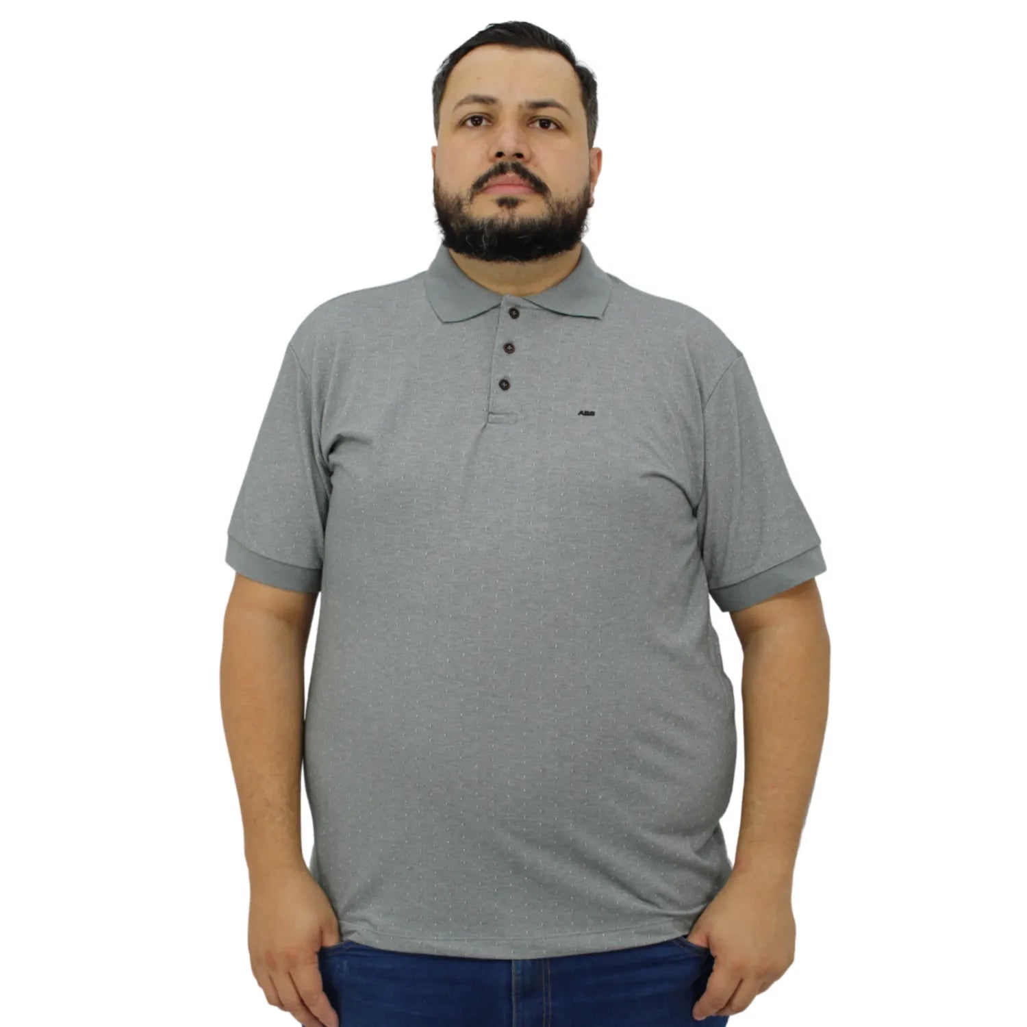 Camisa polo masculina plus size, com tecido maquinetado na cor cinza claro. Foto de modelo vestindo a camisa polo da marca Absinto Men.