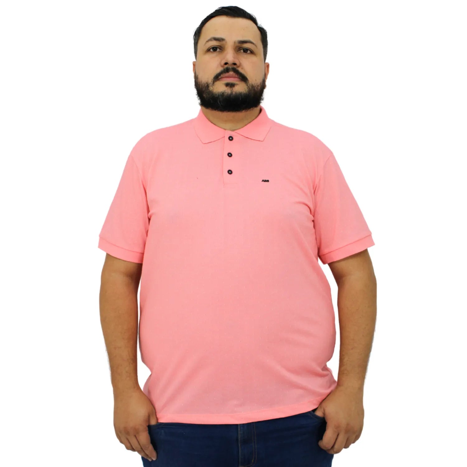 Camisa polo masculina plus size, com tecido maquinetado na cor rosa. Foto de modelo vestindo a camisa polo da marca Absinto Men.