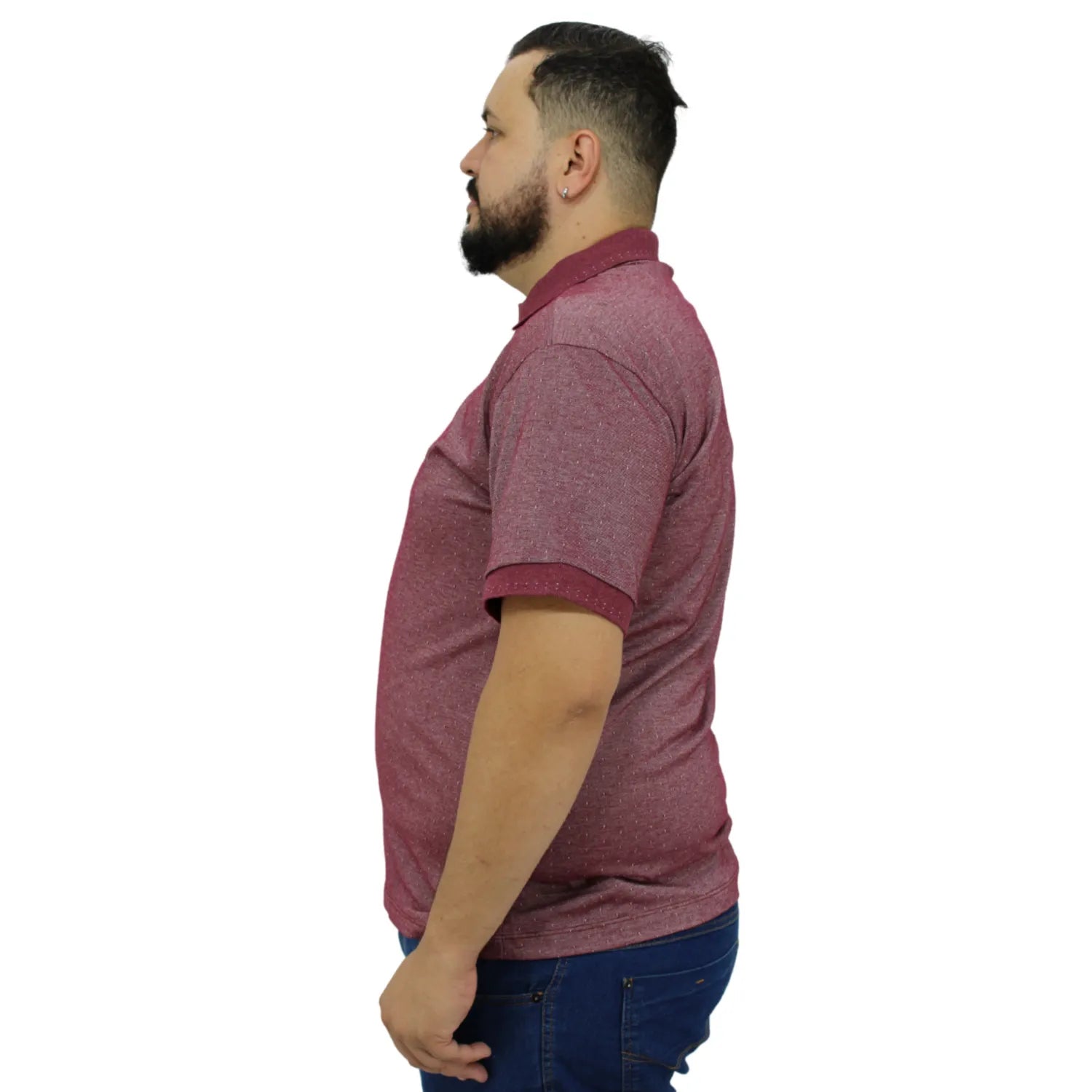 Camisa polo masculina plus size, com tecido maquinetado na cor bordô. Foto de modelo vestindo a camisa polo da marca Absinto Men.