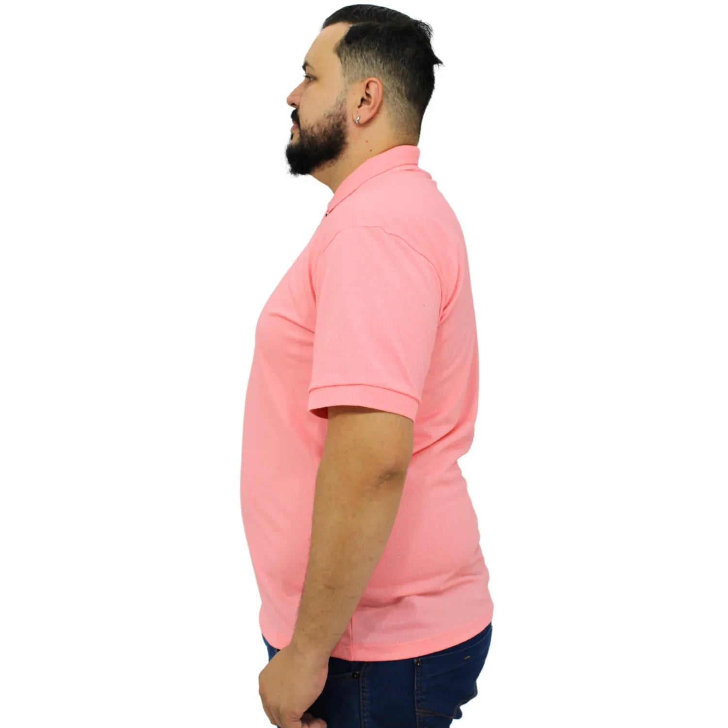 Camisa polo masculina plus size, com tecido maquinetado na cor rosa. Foto de modelo vestindo a camisa polo da marca Absinto Men.