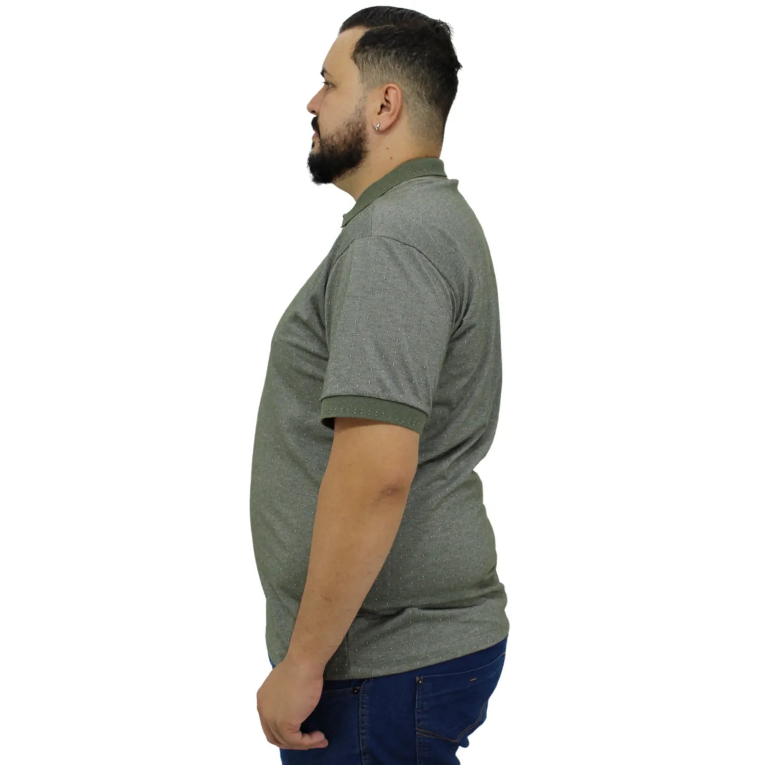 Camisa polo masculina plus size, com tecido maquinetado na cor verde lodo. Foto de modelo vestindo a camisa polo da marca Absinto Men.