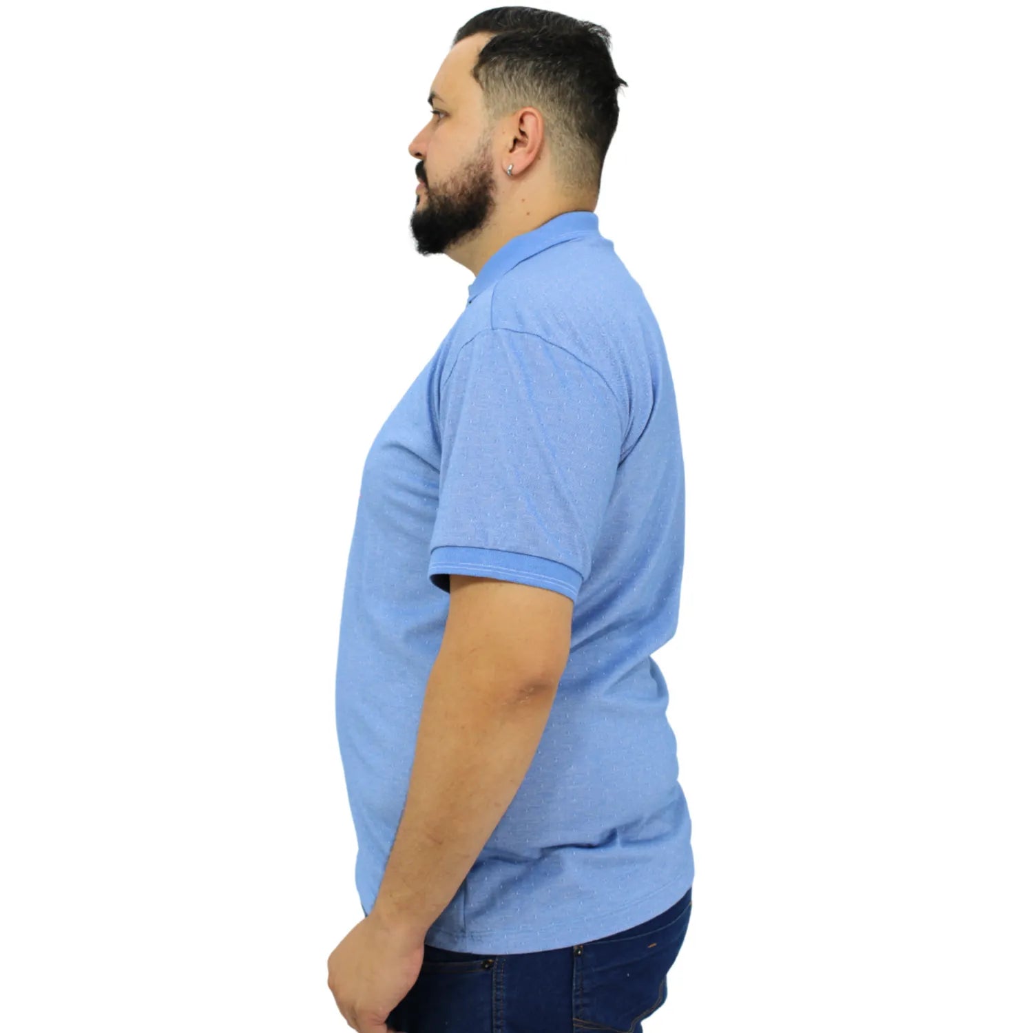 Camisa polo masculina plus size, com tecido maquinetado na cor azul. Foto de modelo vestindo a camisa polo da marca Absinto Men.