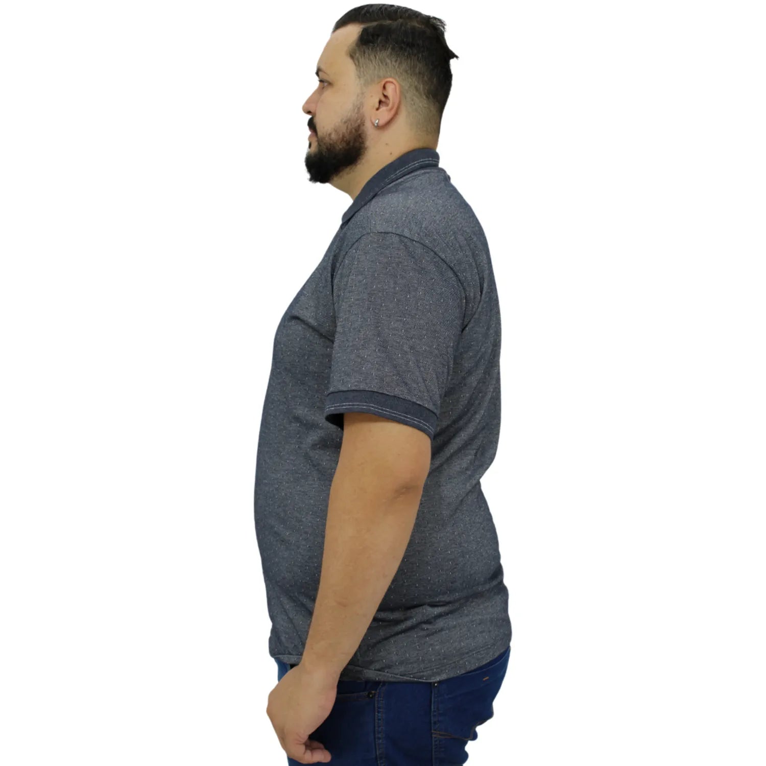 Camisa polo masculina plus size, com tecido maquinetado na cor cinza. Foto de modelo vestindo a camisa polo da marca Absinto Men.
