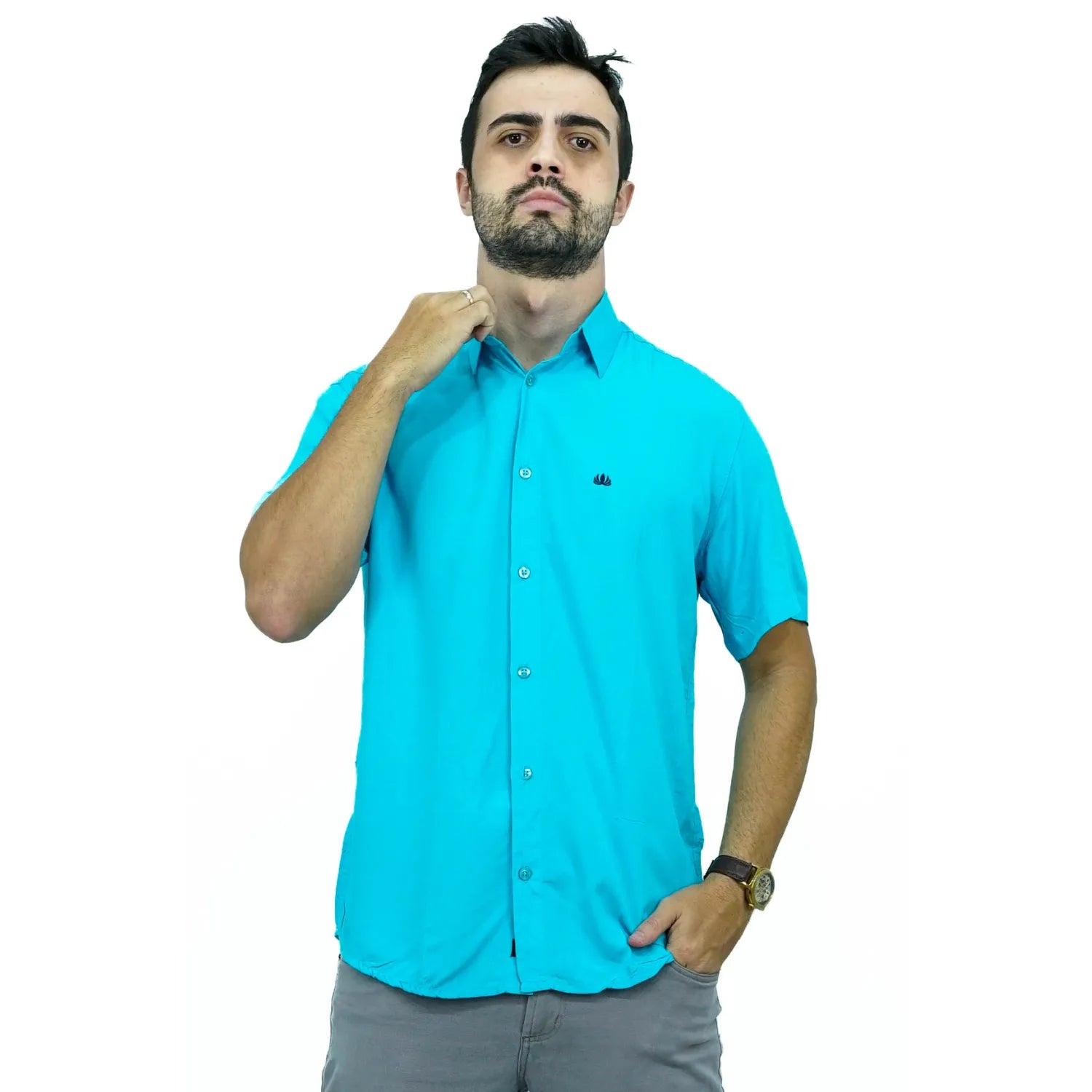 Camisa social manga curta lisa, algodão, na cor verde água. Foto de modelo usando camisa social da Absinto men.