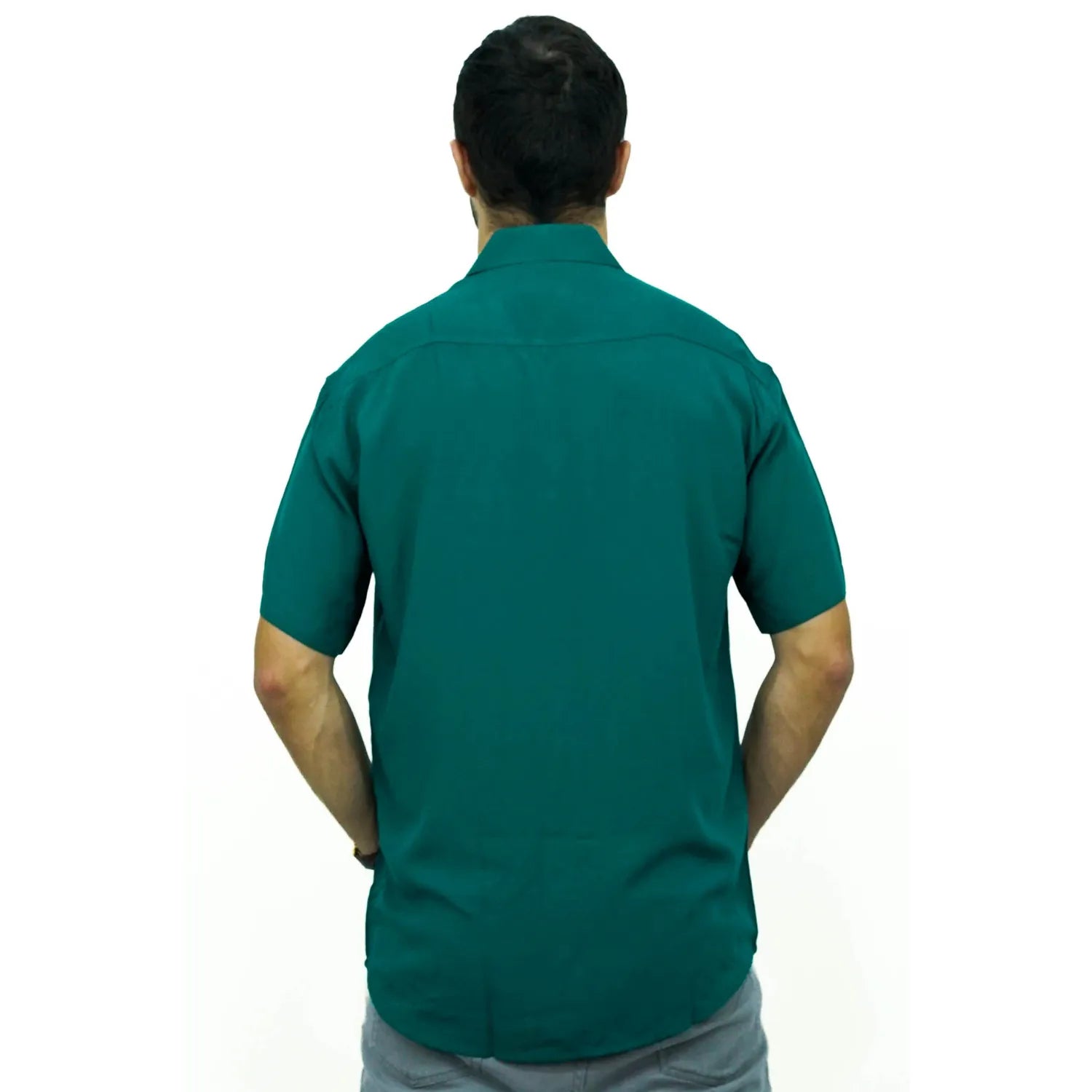 Camisa social manga curta lisa, algodão, na cor verde. Foto de modelo usando camisa social da Absinto men.
