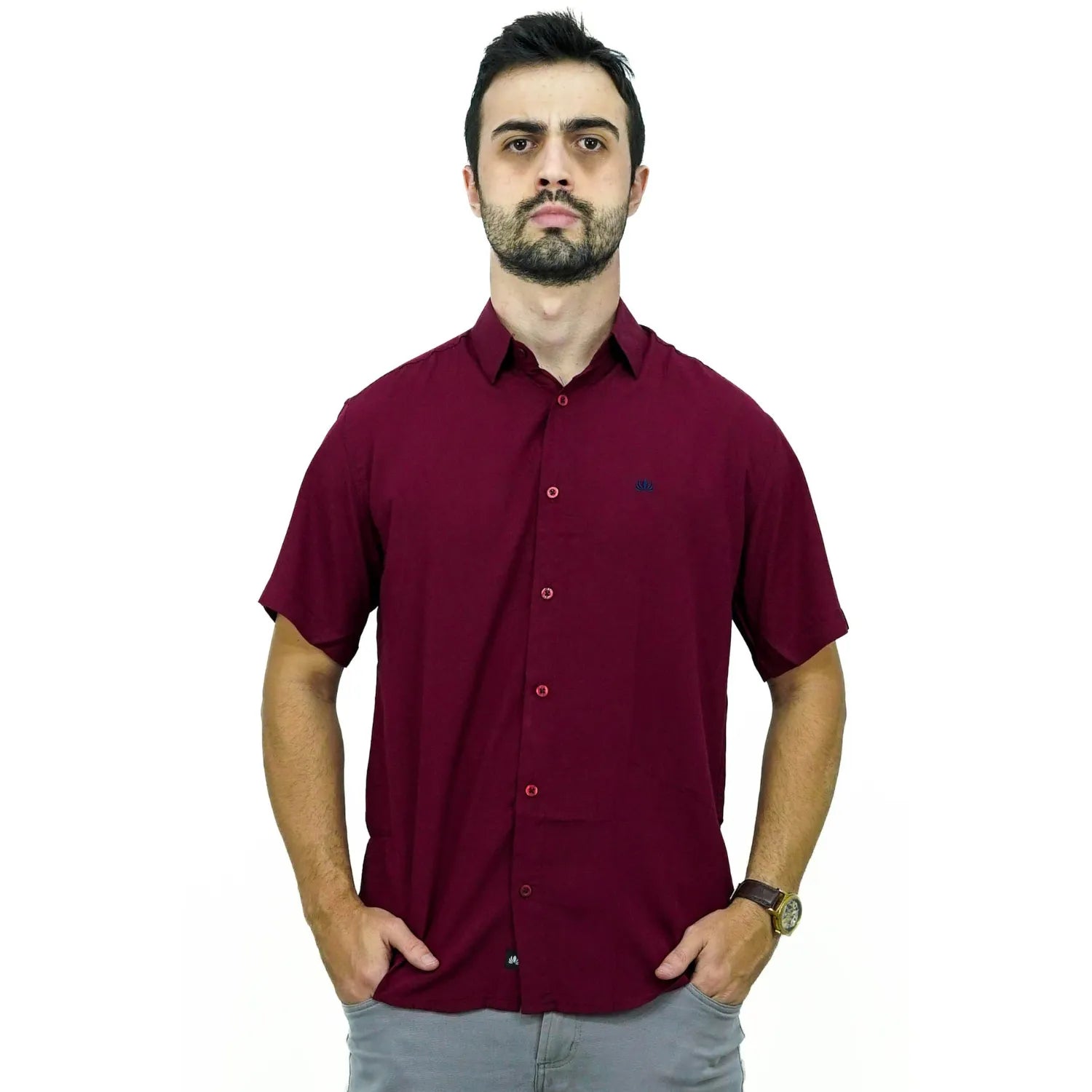 Camisa social manga curta lisa, algodão, na cor bordô. Foto de modelo usando camisa social da Absinto men.