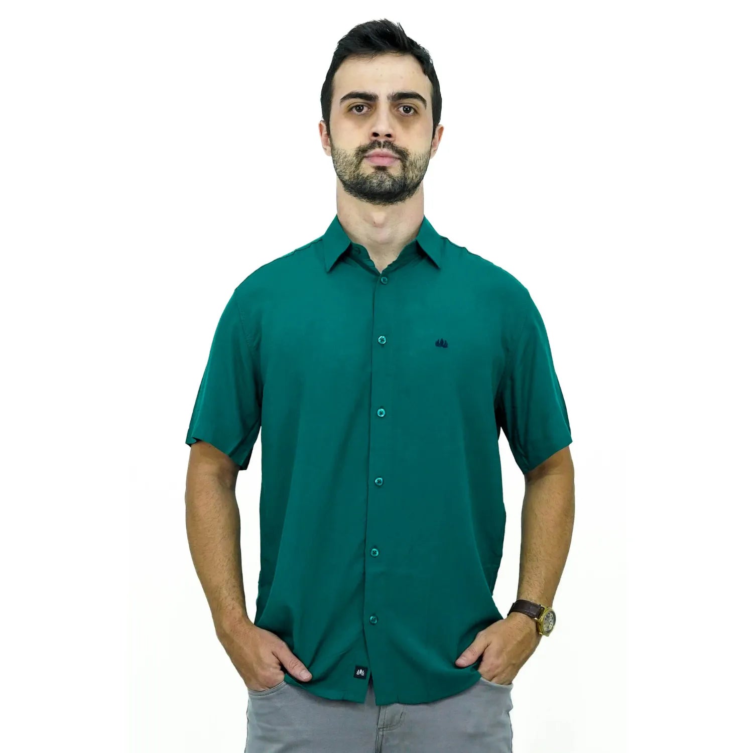 Camisa social manga curta lisa, algodão, na cor verde. Foto de modelo usando camisa social da Absinto men.