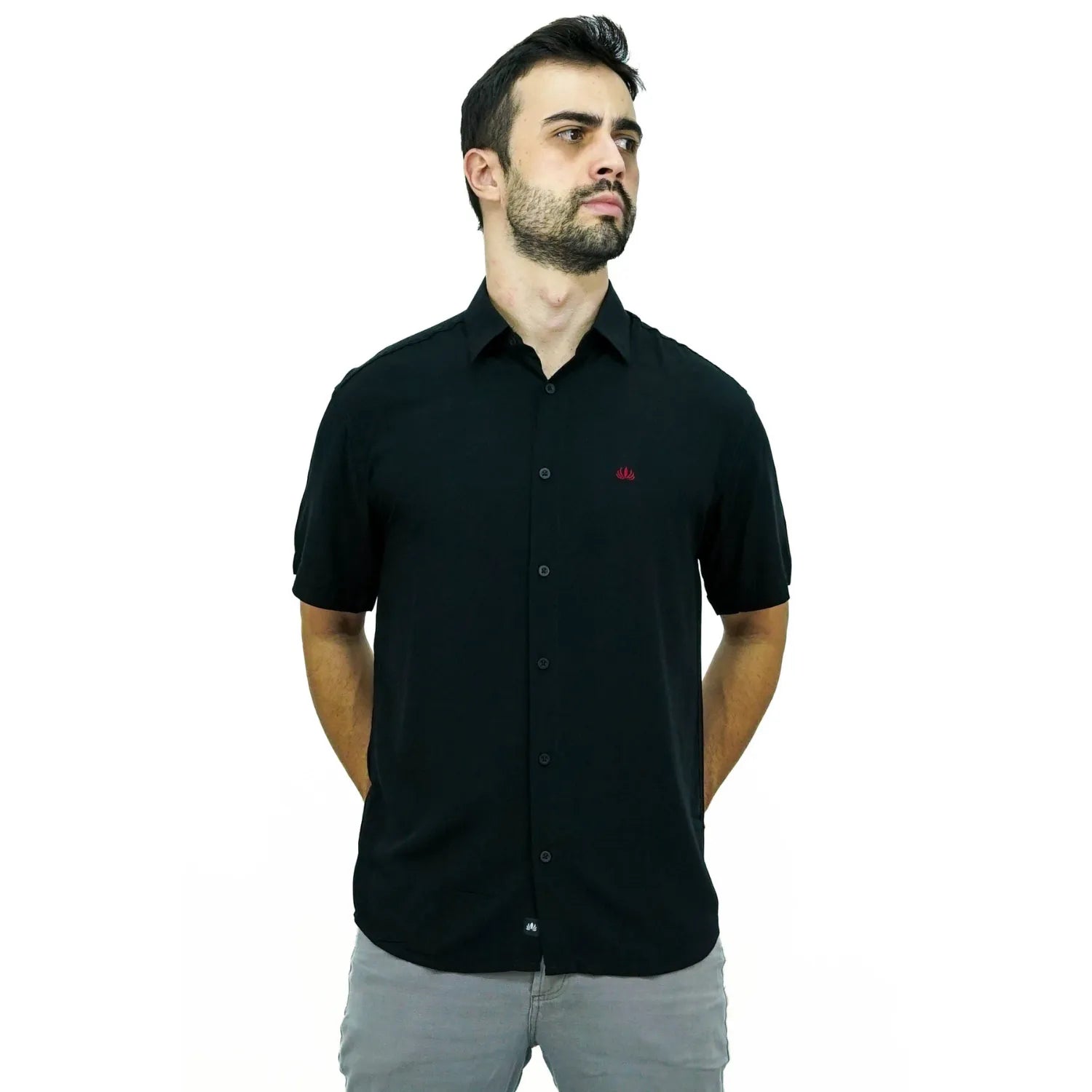 Camisa social manga curta lisa, algodão, na cor preta. Foto de modelo usando camisa social da Absinto men.