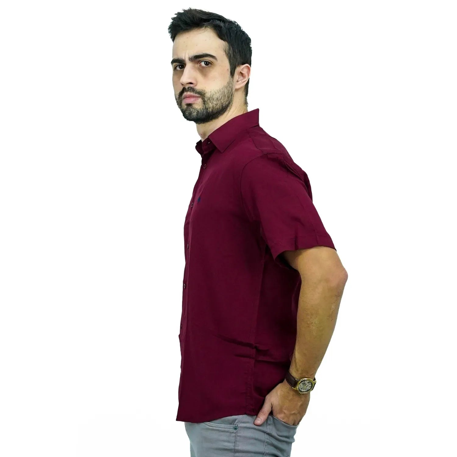 Camisa social manga curta lisa, algodão, na cor bordô. Foto de modelo usando camisa social da Absinto men.