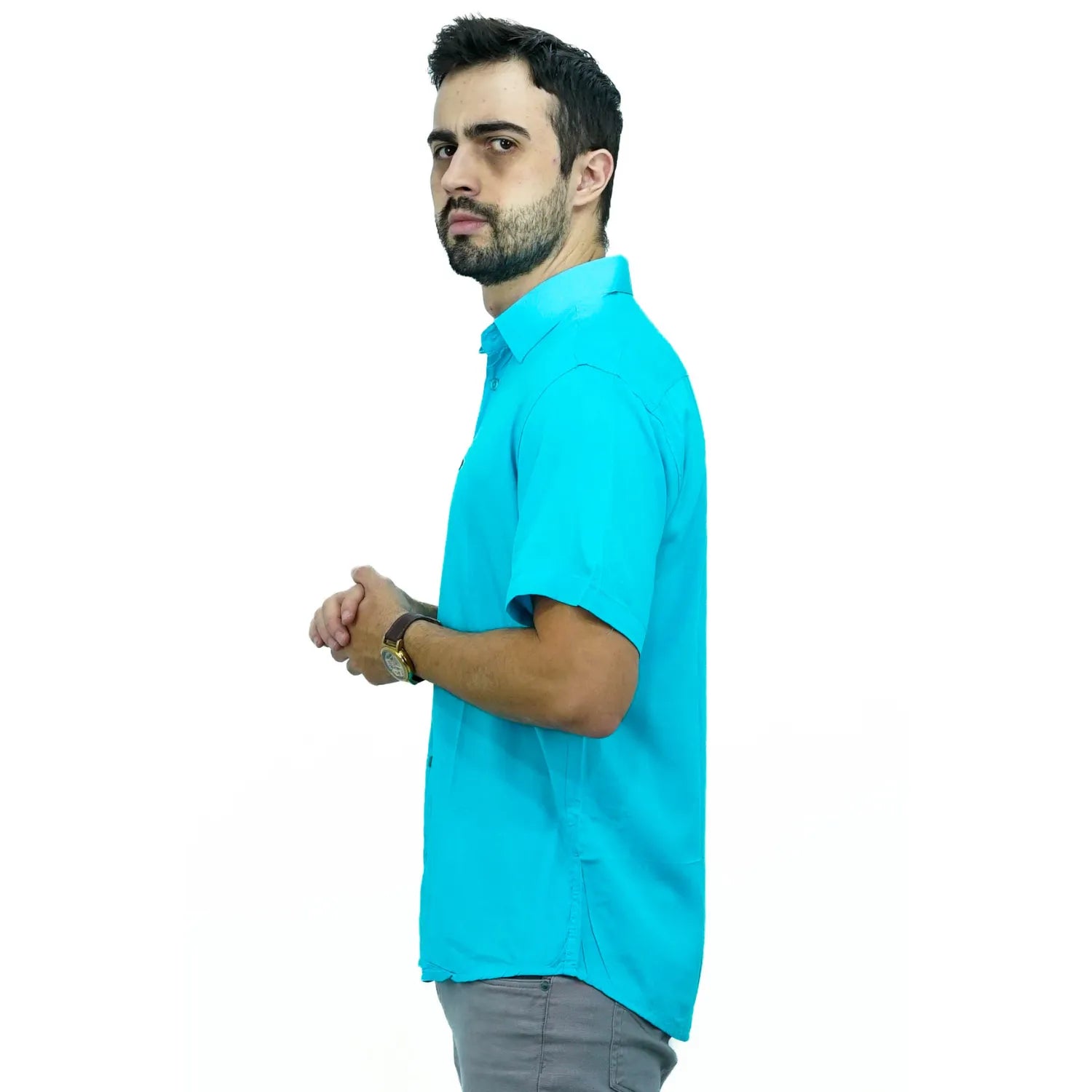Camisa social manga curta lisa, algodão, na cor verde água. Foto de modelo usando camisa social da Absinto men.