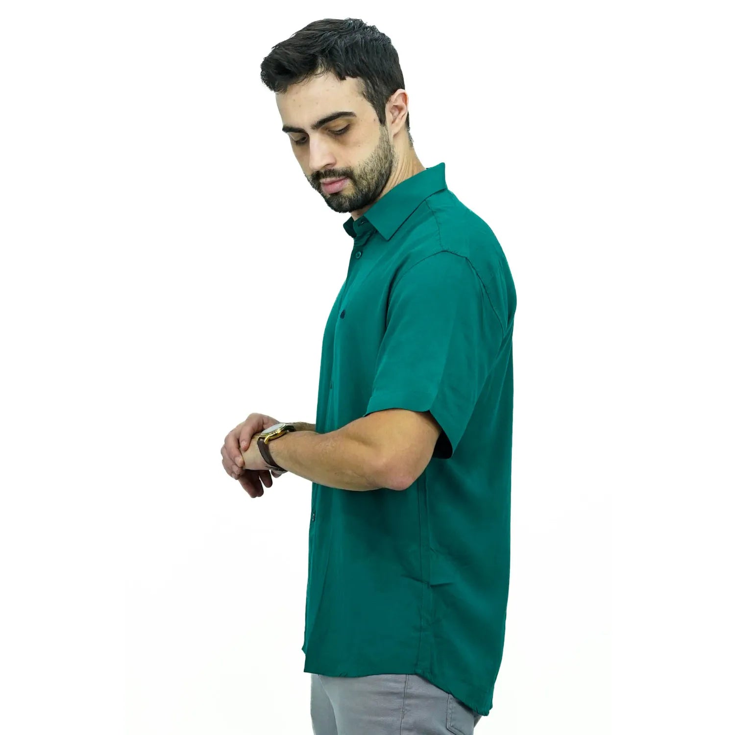 Camisa social manga curta lisa, algodão, na cor verde. Foto de modelo usando camisa social da Absinto men.