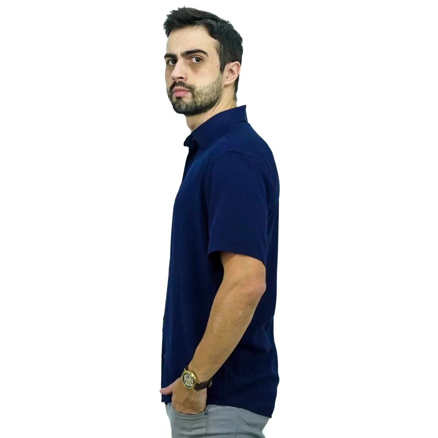 Camisa social manga curta lisa, algodão, na cor marinho. Foto de modelo usando camisa social da Absinto men.