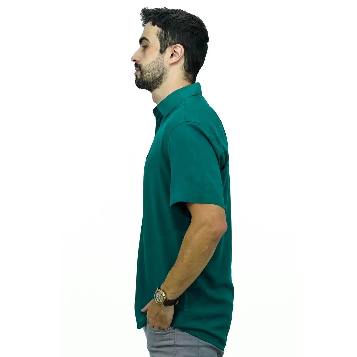 Camisa social manga curta lisa, algodão, na cor verde. Foto de modelo usando camisa social da Absinto men.