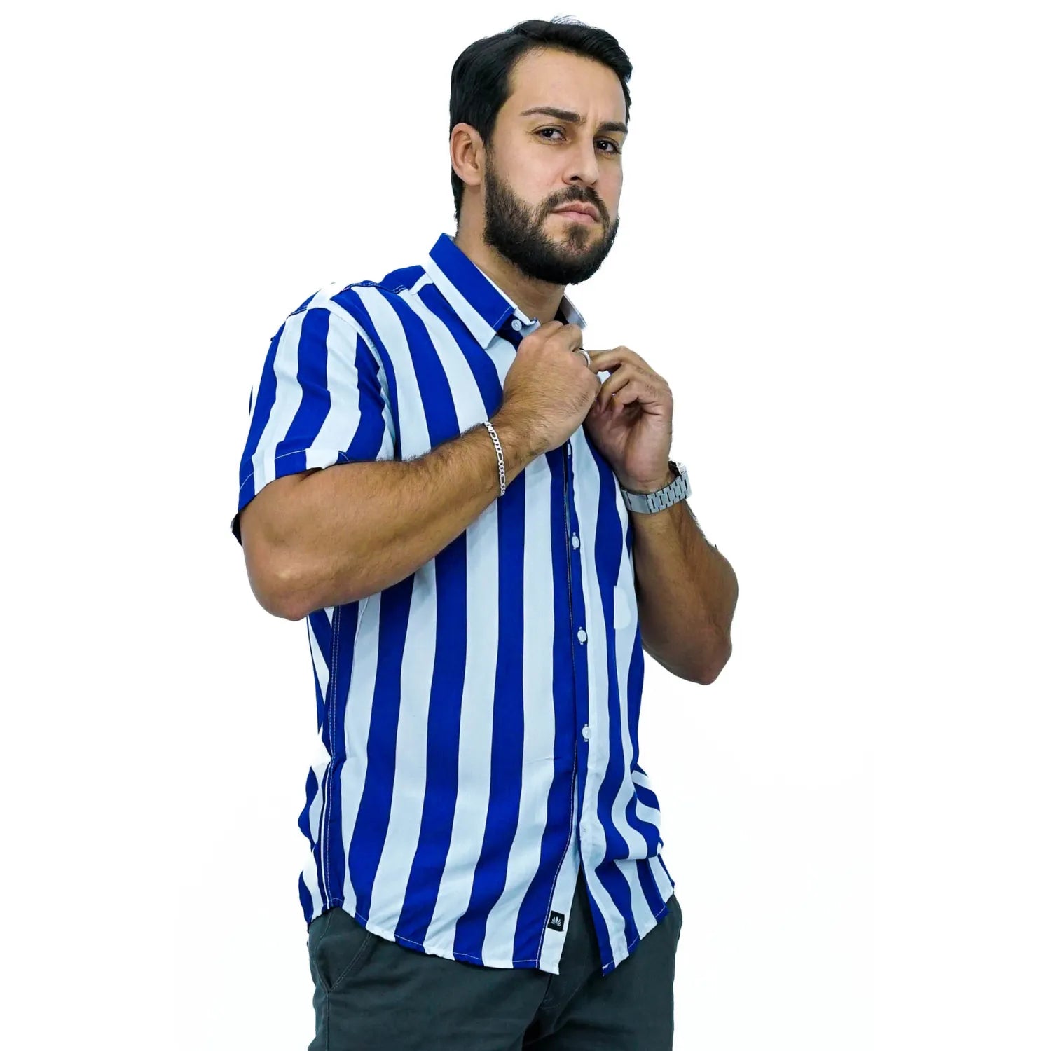 Camisa social manga curta listrada, aldodão, na cor azul. Foto de modelo vestindo a camisa social da absinto men.