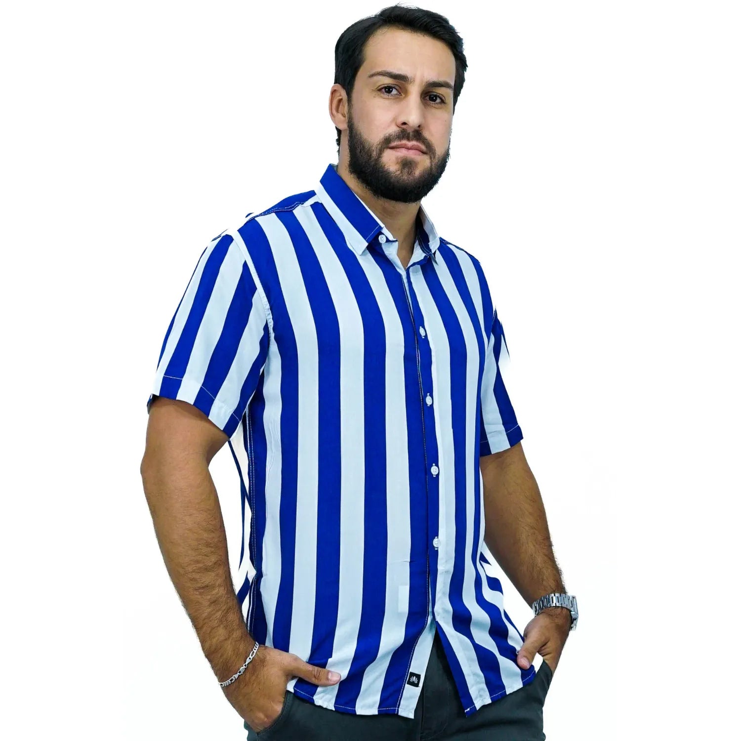 Camisa social manga curta listrada, aldodão, na cor azul. Foto de modelo vestindo a camisa social da absinto men.
