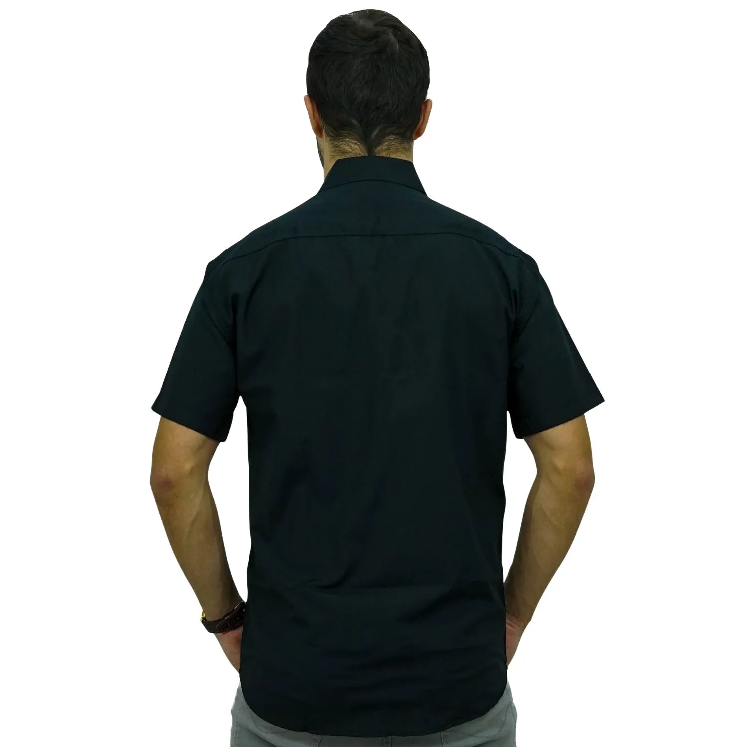 Camisa social masculina manga curta com bolso, na cor preta. Foto de modelo vestindo a camisa casual da marca Absinto Men.