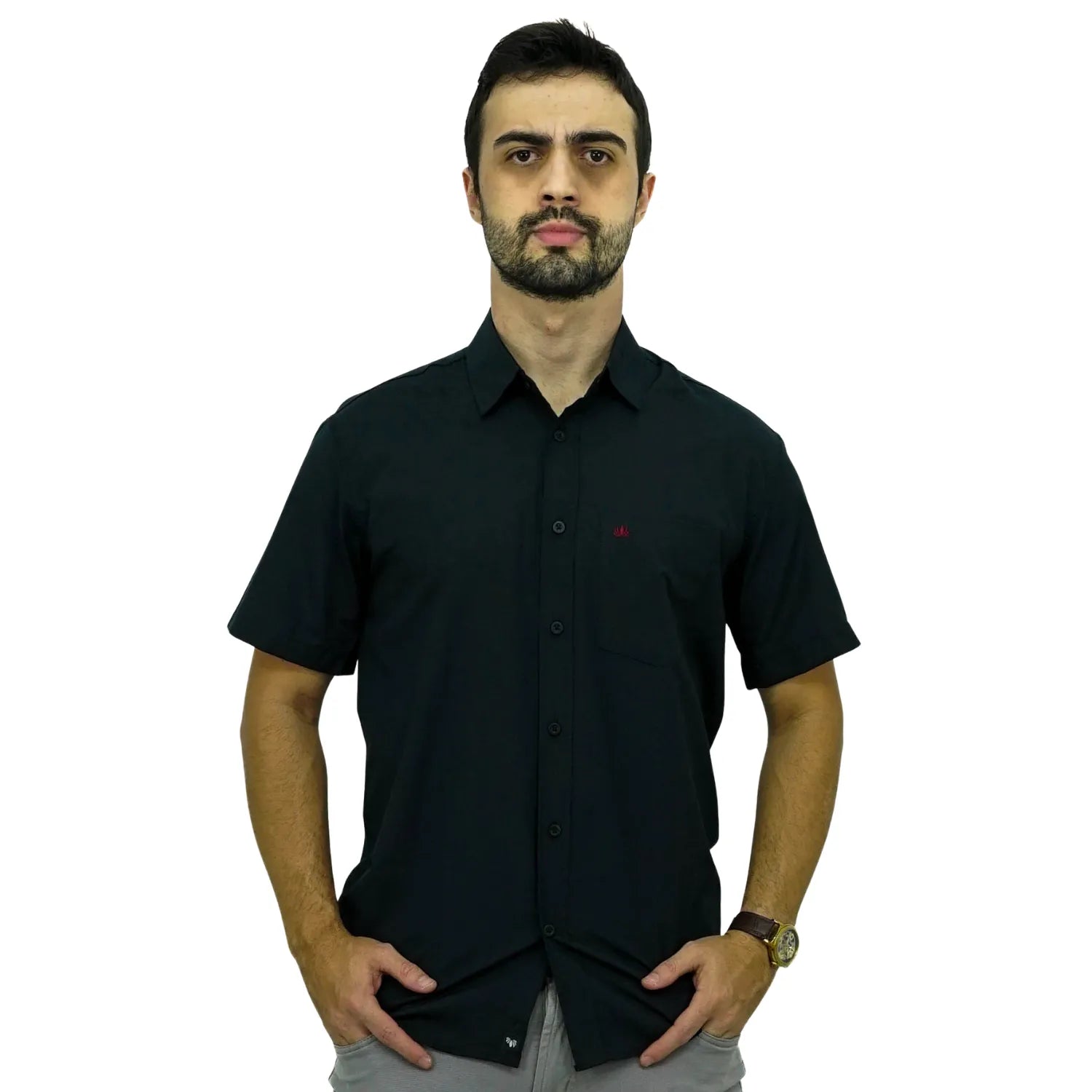 Camisa social masculina manga curta com bolso, na cor preta. Foto de modelo vestindo a camisa casual da marca Absinto Men.