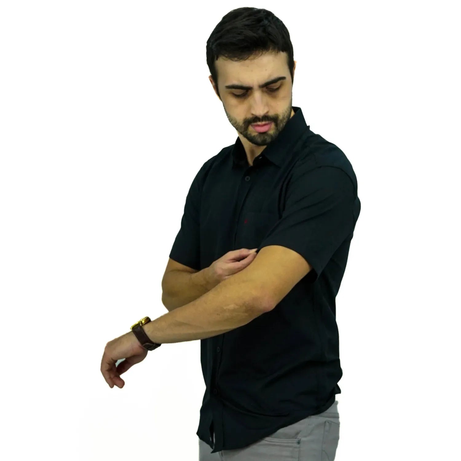 Camisa social masculina manga curta com bolso, na cor preta. Foto de modelo vestindo a camisa casual da marca Absinto Men.