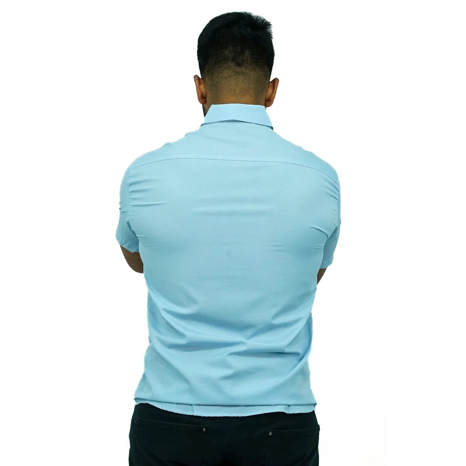 Camisa social masculina manga curta com logo bordado, na cor azul. Foto de modelo vestindo a camisa casual da marca Absinto Men.