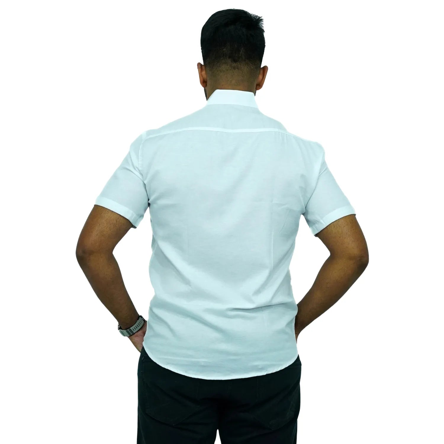 Camisa social masculina manga curta com logo bordado, na cor branca. Foto de modelo vestindo a camisa casual da marca Absinto Men.