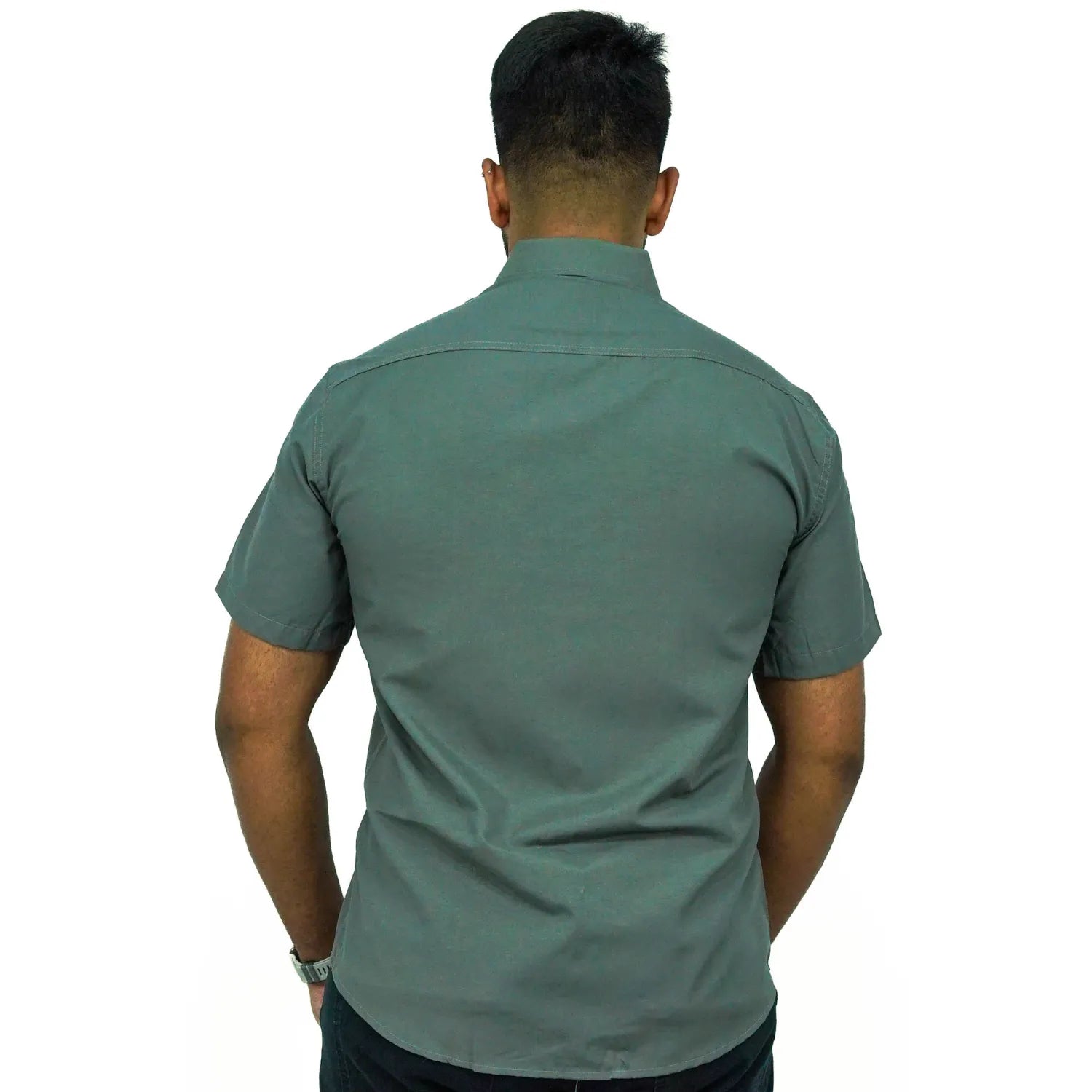 Camisa social masculina manga curta com logo bordado, na cor chumbo. Foto de modelo vestindo a camisa casual da marca Absinto Men.