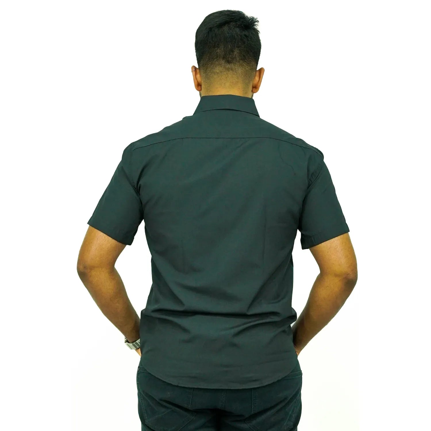 Camisa social masculina manga curta com logo bordado, na cor preta. Foto de modelo vestindo a camisa casual da marca Absinto Men.