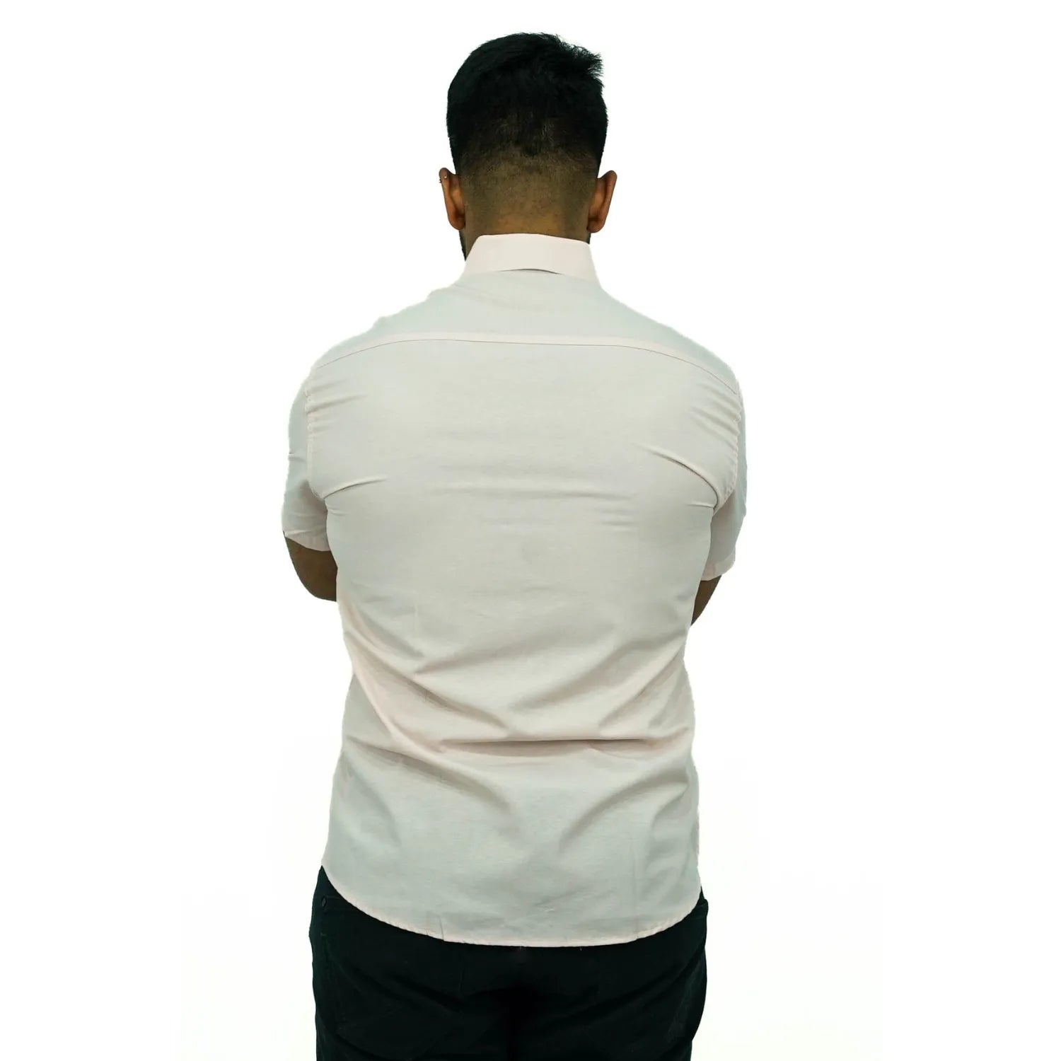 Camisa social masculina manga curta com logo bordado, na cor rosa. Foto de modelo vestindo a camisa casual da marca Absinto Men.