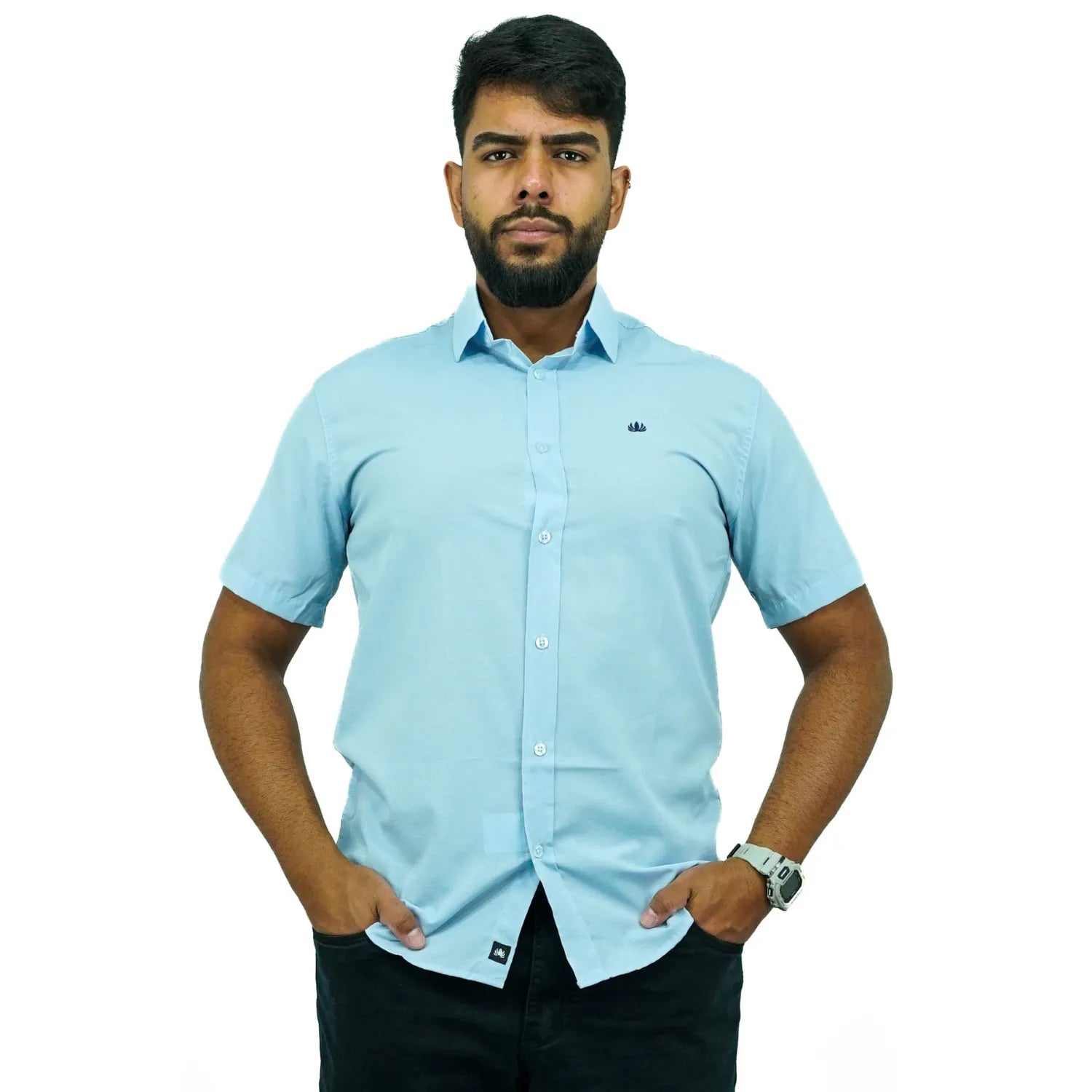 Camisa social masculina manga curta com logo bordado, na cor azul. Foto de modelo vestindo a camisa casual da marca Absinto Men.