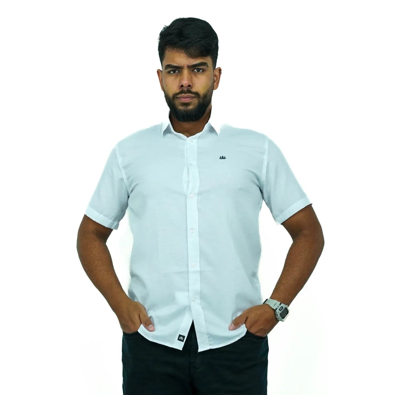 Camisa social masculina manga curta com logo bordado, na cor branca. Foto de modelo vestindo a camisa casual da marca Absinto Men.