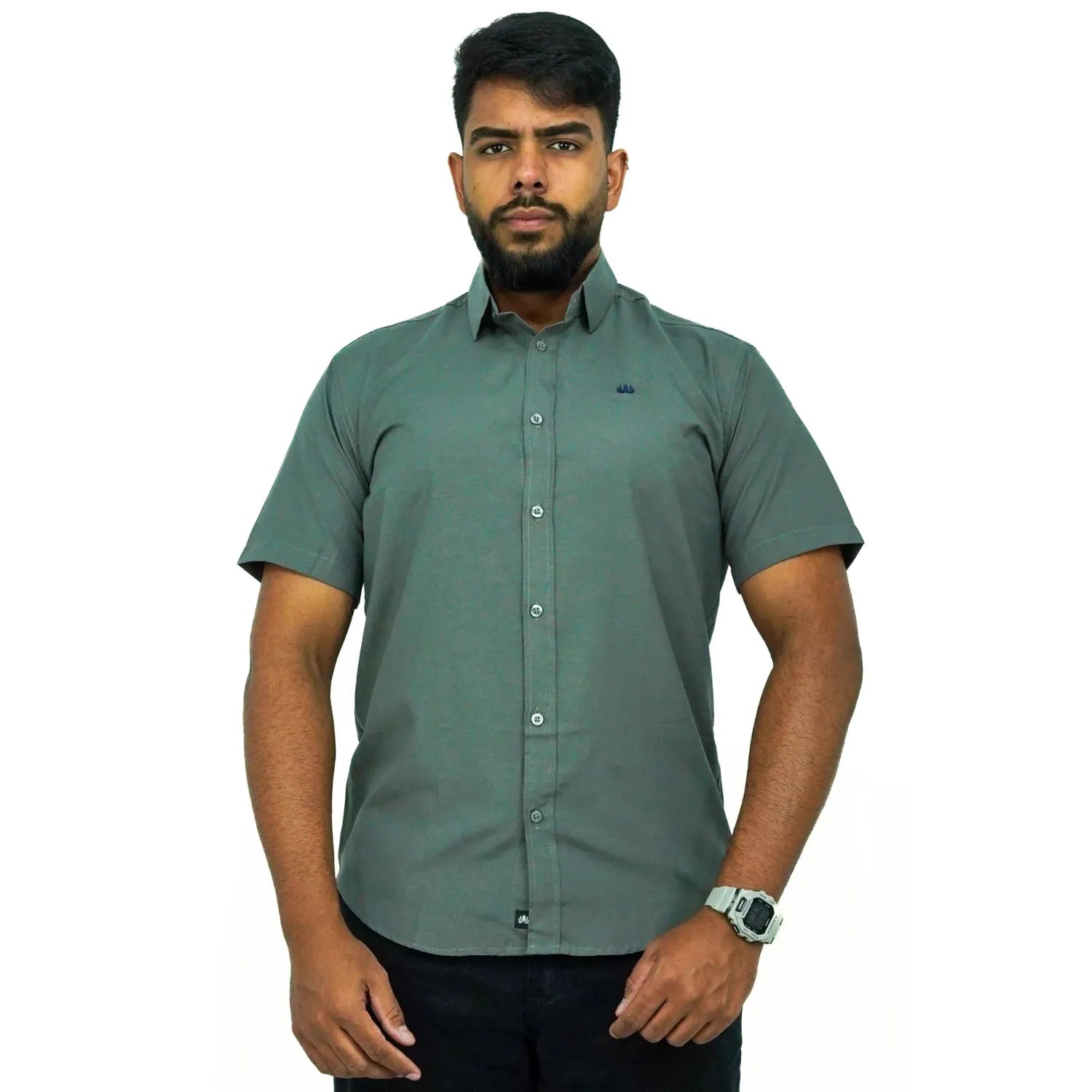 Camisa social masculina manga curta com logo bordado, na cor chumbo. Foto de modelo vestindo a camisa casual da marca Absinto Men.