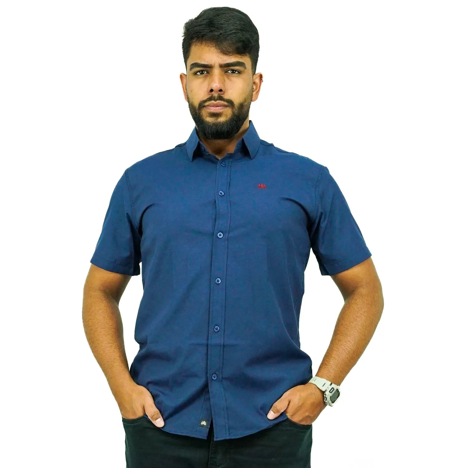 Camisa social masculina manga curta com logo bordado, na cor marinho. Foto de modelo vestindo a camisa casual da marca Absinto Men.