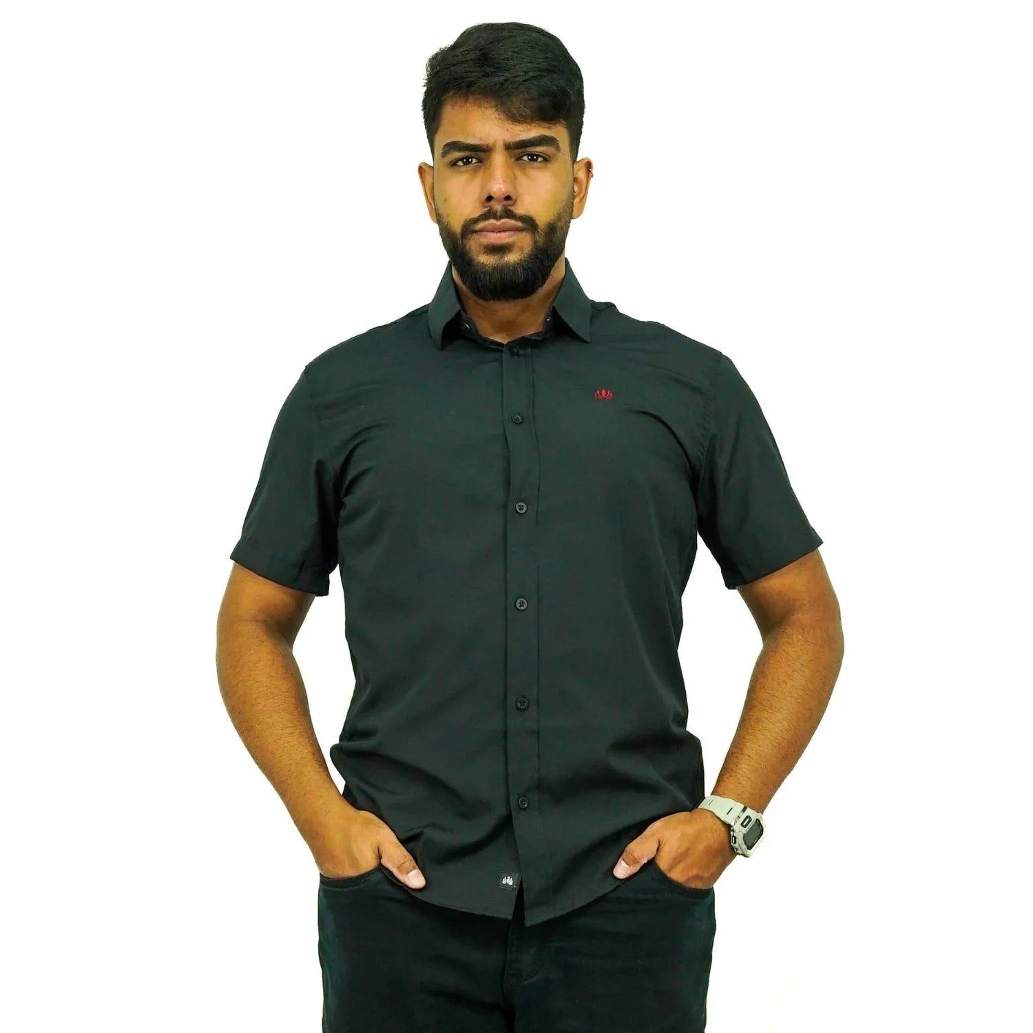 Camisa social masculina manga curta com logo bordado, na cor preta. Foto de modelo vestindo a camisa casual da marca Absinto Men.