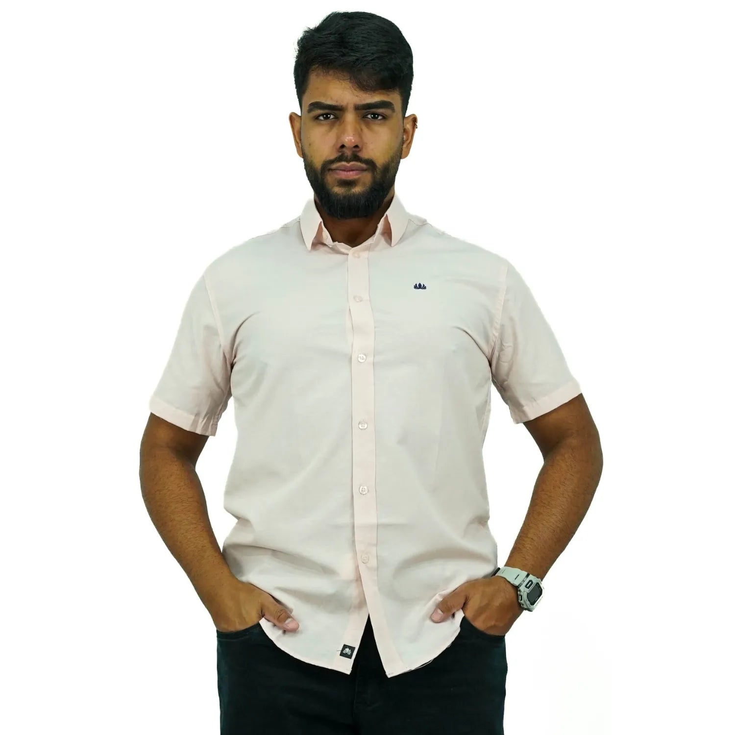 Camisa social masculina manga curta com logo bordado, na cor rosa. Foto de modelo vestindo a camisa casual da marca Absinto Men.