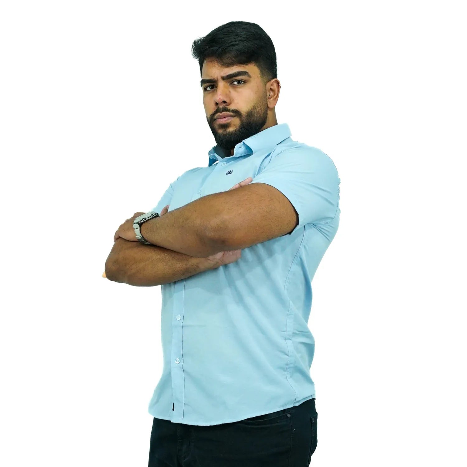 Camisa social masculina manga curta com logo bordado, na cor azul. Foto de modelo vestindo a camisa casual da marca Absinto Men.