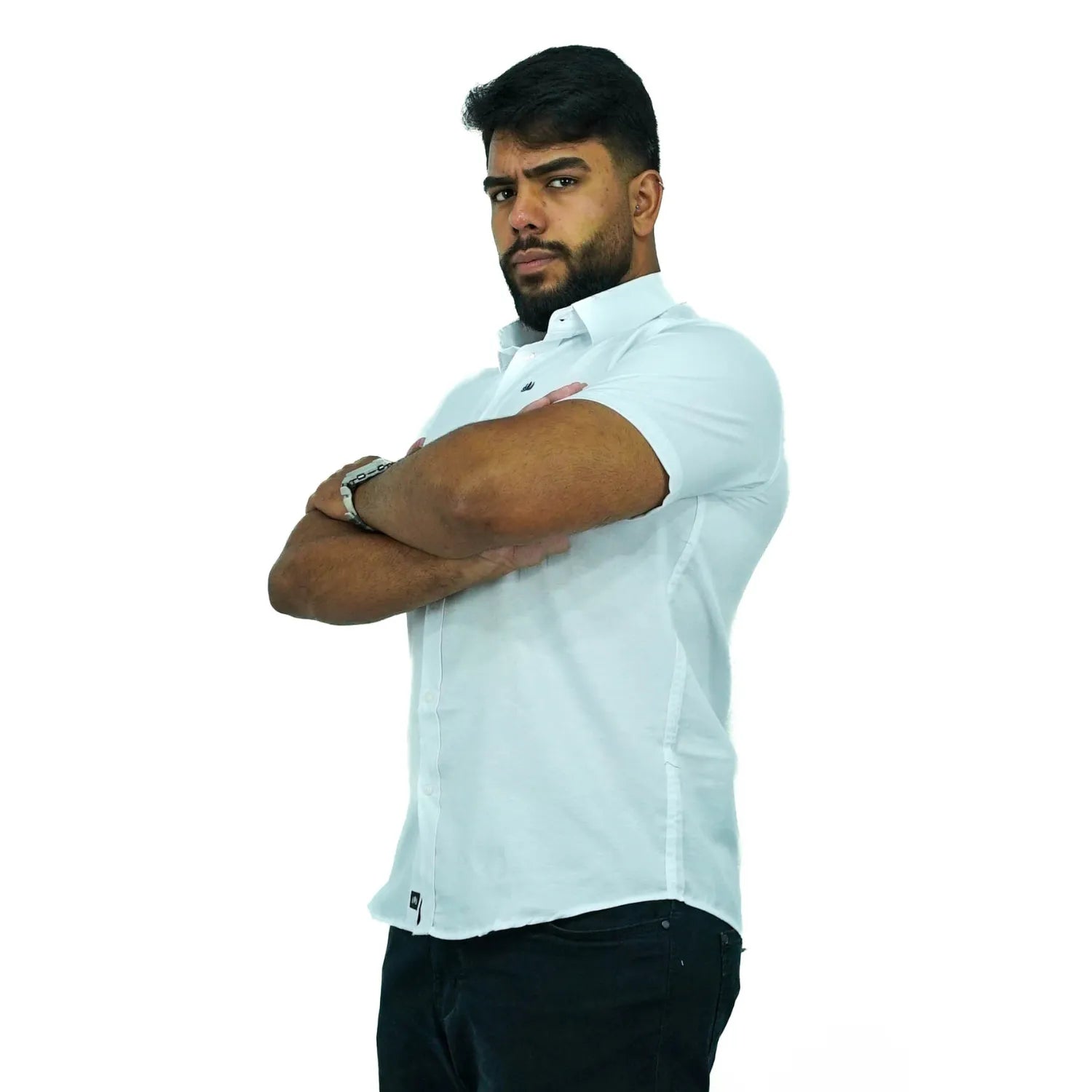 Camisa social masculina manga curta com logo bordado, na cor branca. Foto de modelo vestindo a camisa casual da marca Absinto Men.