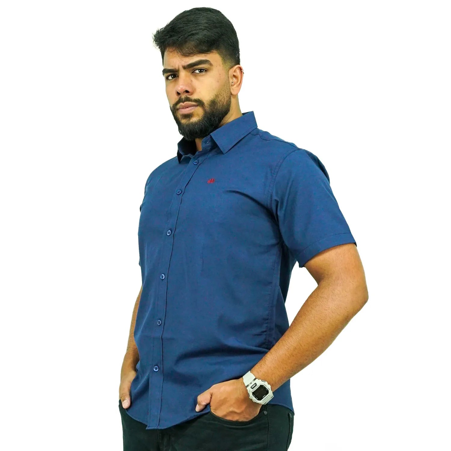 Camisa social masculina manga curta com logo bordado, na cor marinho. Foto de modelo vestindo a camisa casual da marca Absinto Men.