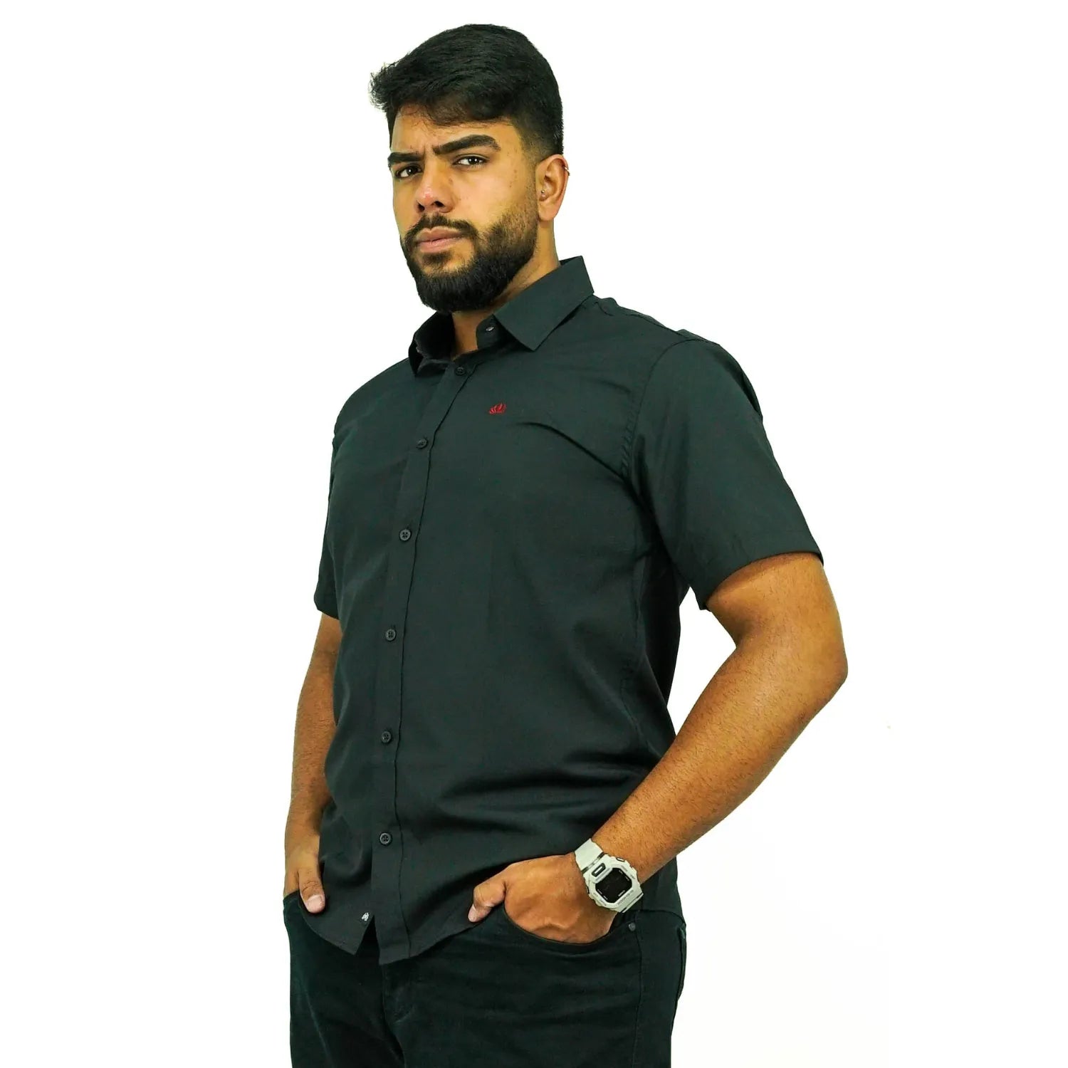 Camisa social masculina manga curta com logo bordado, na cor preta. Foto de modelo vestindo a camisa casual da marca Absinto Men.