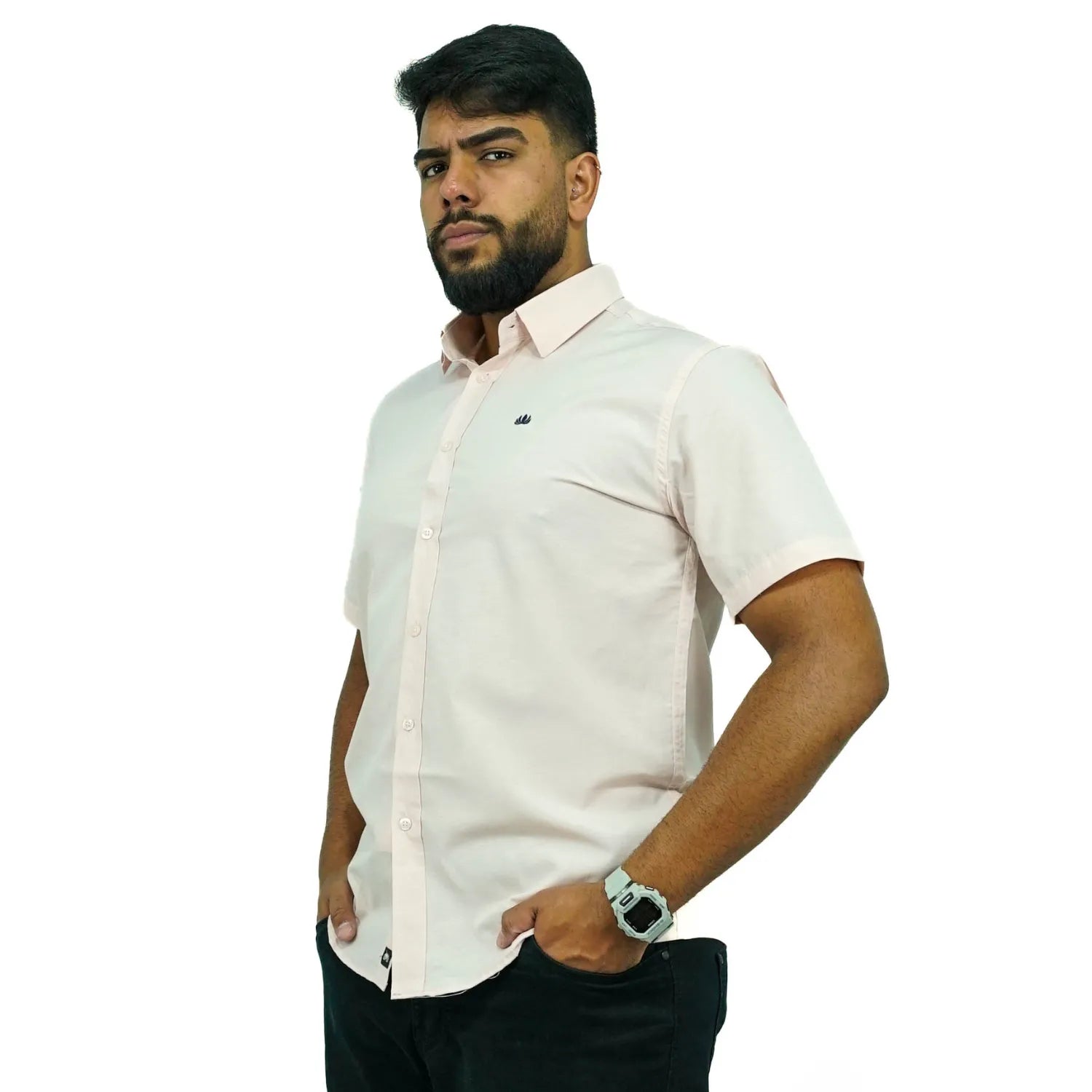 Camisa social masculina manga curta com logo bordado, na cor rosa. Foto de modelo vestindo a camisa casual da marca Absinto Men.
