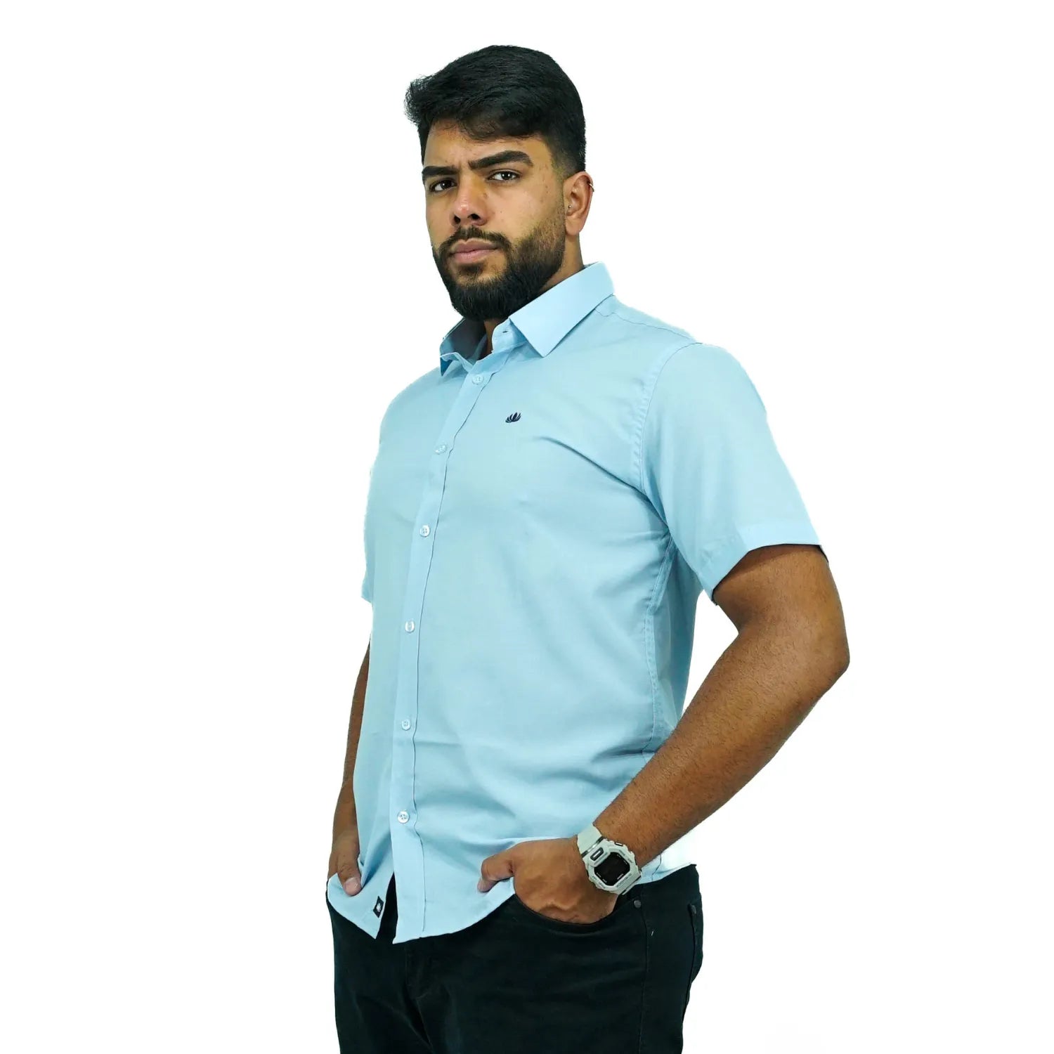 Camisa social masculina manga curta com logo bordado, na cor azul. Foto de modelo vestindo a camisa casual da marca Absinto Men.