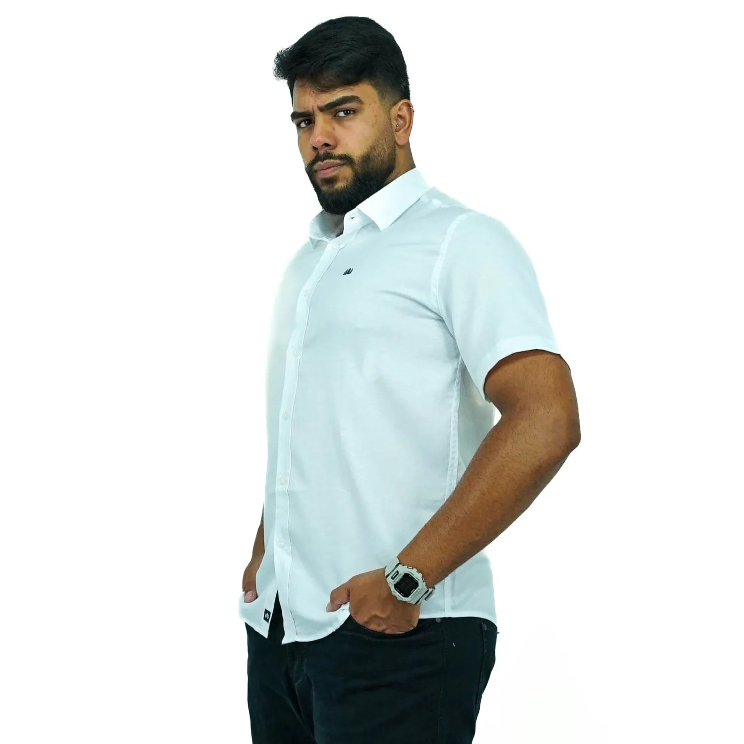 Camisa social masculina manga curta com logo bordado, na cor branca. Foto de modelo vestindo a camisa casual da marca Absinto Men.