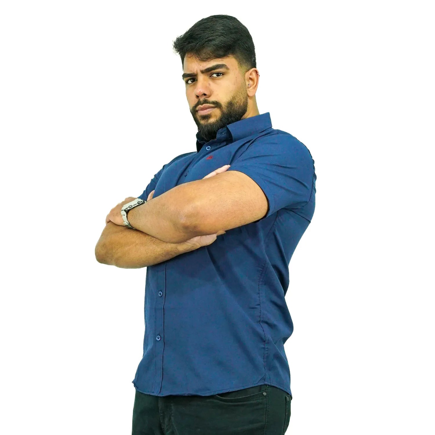 Camisa social masculina manga curta com logo bordado, na cor marinho. Foto de modelo vestindo a camisa casual da marca Absinto Men.