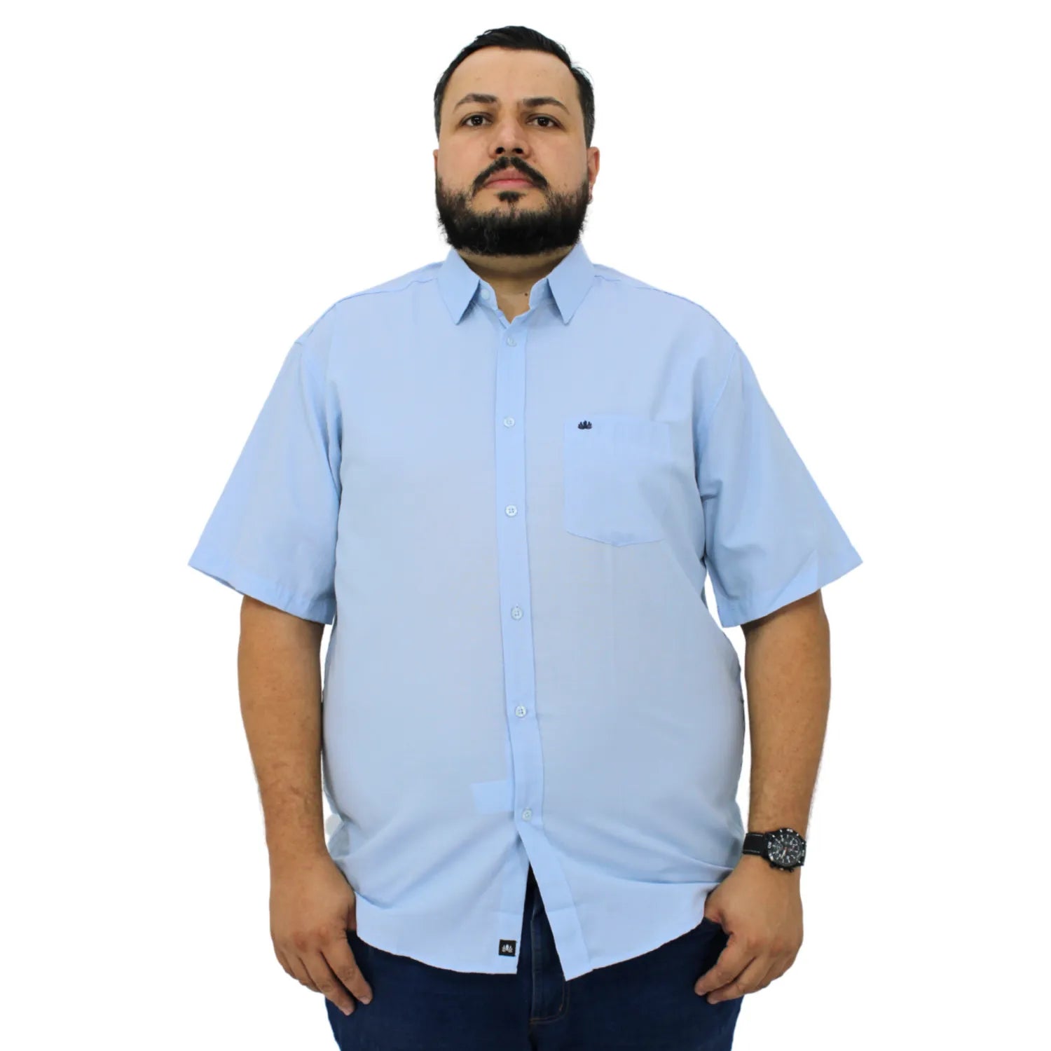 Camisa social masculina plus size de algodão, de manga curta e com bolso, na cor azul. Foto de modelo vestindo a camisa social da Absinto men.