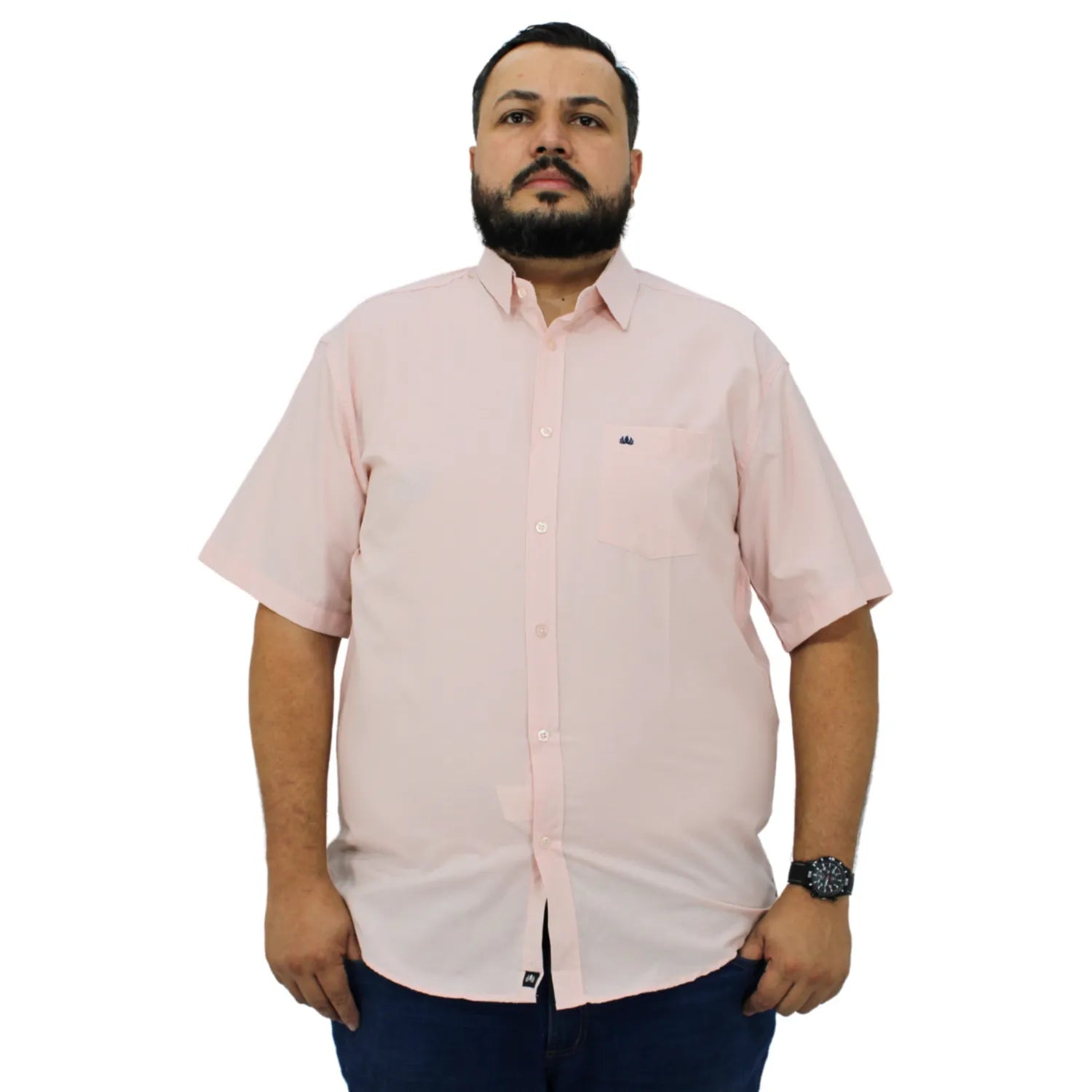 Camisa social masculina plus size de algodão, de manga curta e com bolso, na cor rosa. Foto de modelo vestindo a camisa social da Absinto men.