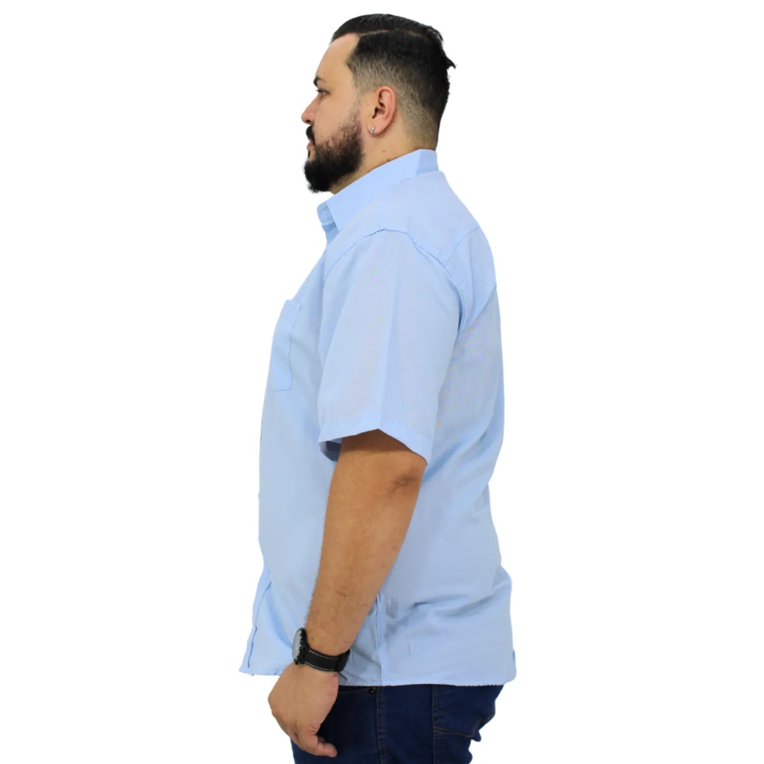 Camisa social masculina plus size de algodão, de manga curta e com bolso, na cor azul. Foto de modelo vestindo a camisa social da Absinto men.