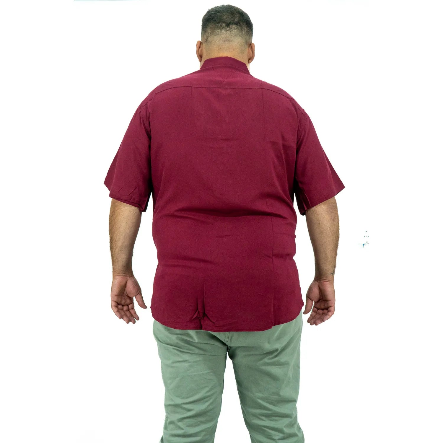 Foto de camisa social plus size de viscose, na cor bordô da marca Absinto Men.