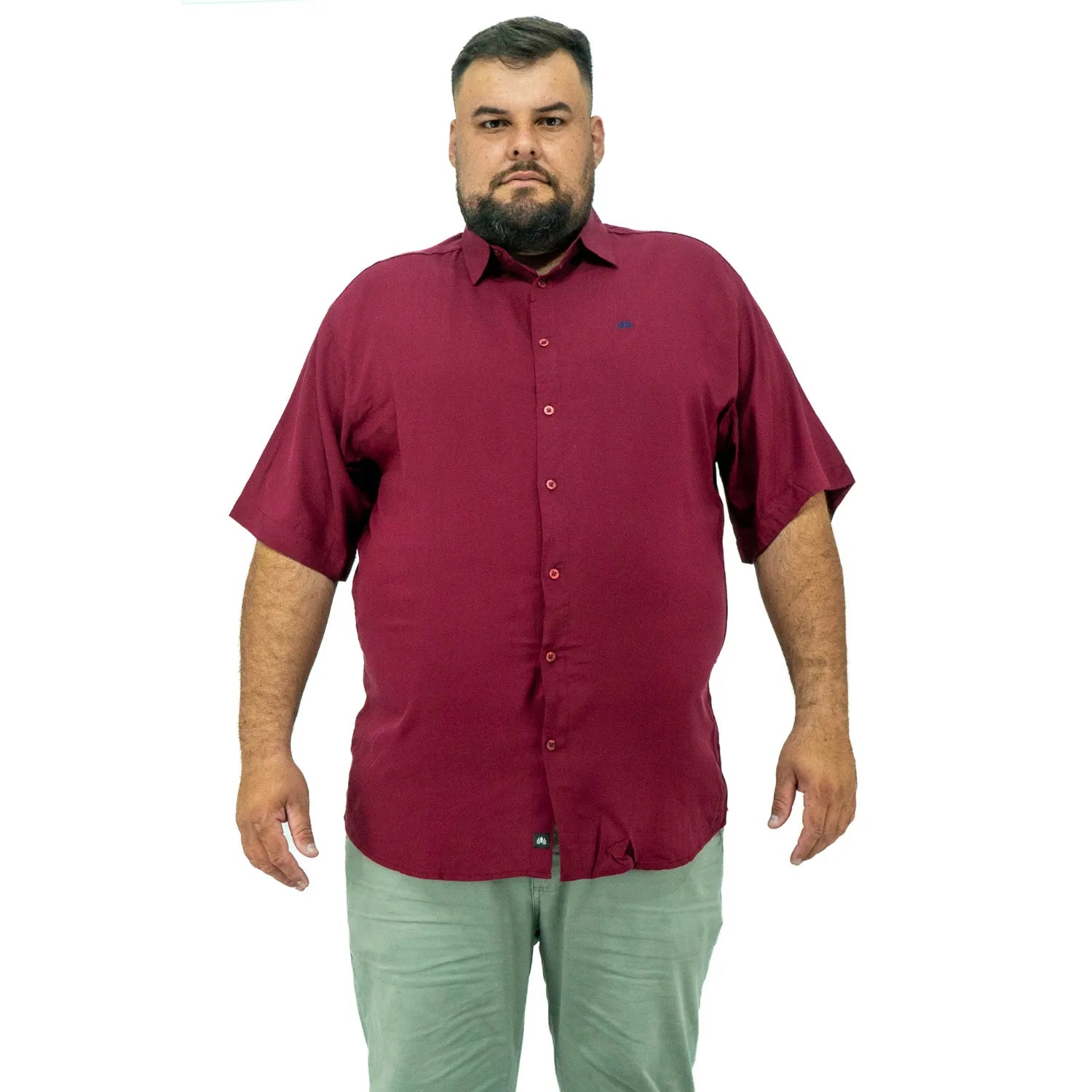 Foto de camisa social plus size de viscose, na cor bordô da marca Absinto Men.