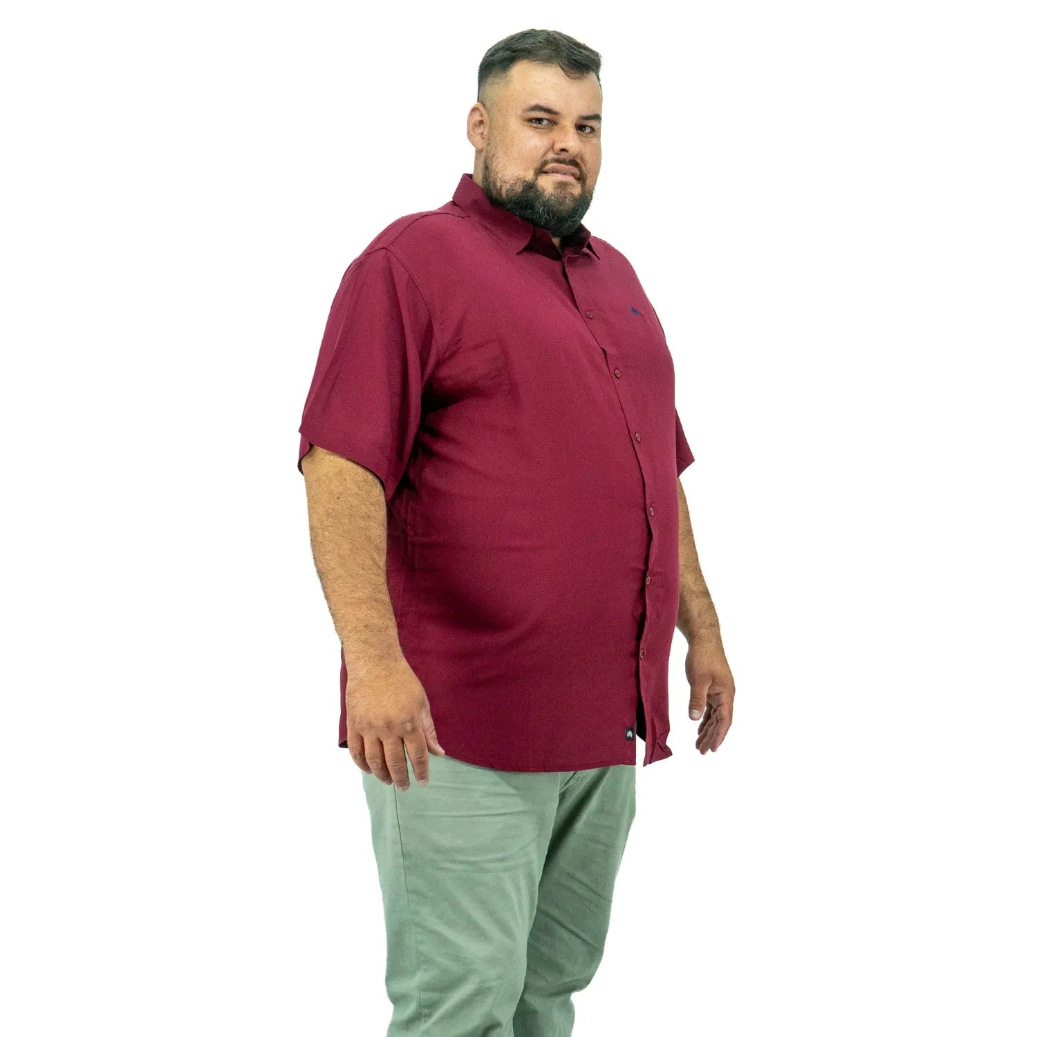 Foto de camisa social plus size de viscose, na cor bordô da marca Absinto Men.